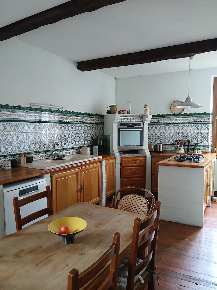 Nous tenons une boulangerie et épicerie biologique depuis plus de vingt ans dans un charmant petit village du sud-ouest où nous avons fidélisé une clientèle qui ne cesse de grandir.
Afin de prendre notre retraite, nous souhaiterions transmettre notre savoir-faire pour que notre boutique poursuive son chemin tout en gardant la même éthique.
Il s'agit d'un magasin attenant au fournil avec son four à bois d'une superficie totale d'environ 100m2.
A l'étage, un vaste appartement cossu et confortable entièrement rénové sur 2 étages.