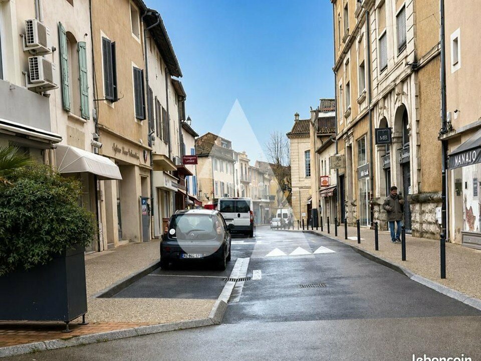 Fonds de commerce de prêt-à-porter homme et femme de 140 m², en activité depuis plus de 10 ans avec une clientèle fidèle. Le local dispose d’un espace de vente aménagé avec parquet et d’une arrière-boutique avec point d’eau et vestiaire. Double vitrine en façade offrant une excellente visibilité. Chauffage individuel, rez-de-chaussée. Cession motivée par un départ à la retraite de la propriétaire.

Surface totale : 140 m² de plain-pied. Espace de vente aménagé avec parquet, arrière-boutique avec point d'eau et vestiaire.

Prix de cession : 15 000 €

Annonce proposée par Pôle Implantation Commerce, service d'accompagnement des porteurs de projets commerciaux (réf. ref8432).