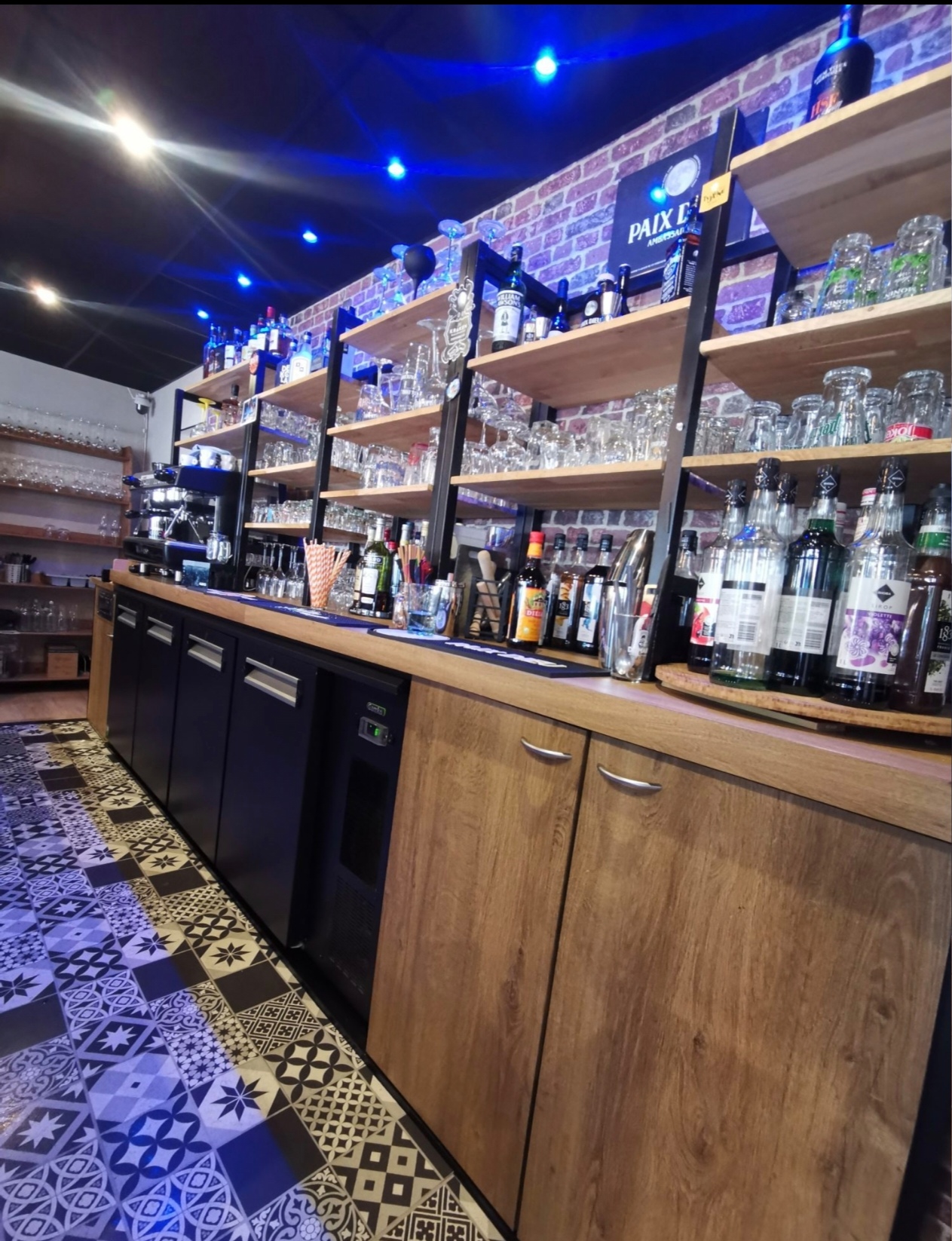 A VENDRE FONDS DE COMMERCE – Brasserie Licence IV en bord de mer, cadre de vie recherché dans le Morbihan

- Type : Fonds de commerce
- Secteur d’activité : Bar Brasserie Glacier – Restauration traditionnelle
- Localisation : Station balnéaire familiale du littoral morbihannais

- Présentation générale :
Au cœur d’une station balnéaire familiale et dynamique du littoral morbihannais, cet établissement bénéficie d’un emplacement privilégié, à seulement 200 mètres de la plage. Son environnement qualitatif attire une clientèle fidèle, locale et touristique, générant un flux régulier sur une large période de l’année.

- Exploitation et configuration :
L’établissement développe une offre complète : bar, brasserie, pizzeria, glacier, vente à emporter, le tout avec Licence IV.
Il dispose d’une capacité de 90 couverts : 40 en salle et 50 en terrasse. Les locaux sont soignés, bien agencés, et prêts à exploiter sans travaux.

- Fonctionnement et organisation :
Fermeture annuelle de 4 mois, permettant un rythme de travail équilibré
Fonctionnement en effectif réduit hors saison (idéal en couple ou avec une équipe restreinte)
Possibilité Logement T3 de fonction rénové, facilitant l’installation immédiate.

- Atouts clés:
Clientèle fidélisée et environnement touristique porteur
Outil de travail opérationnel et bien entretenu
Possibilités de développement sur l’amplitude d’ouverture, la communication et l’offre
Confort de vie rare dans le secteur : fermeture hivernale, logement sur place

- Conditions de cession:
Prix du fonds de commerce : 140 000 € net vendeur