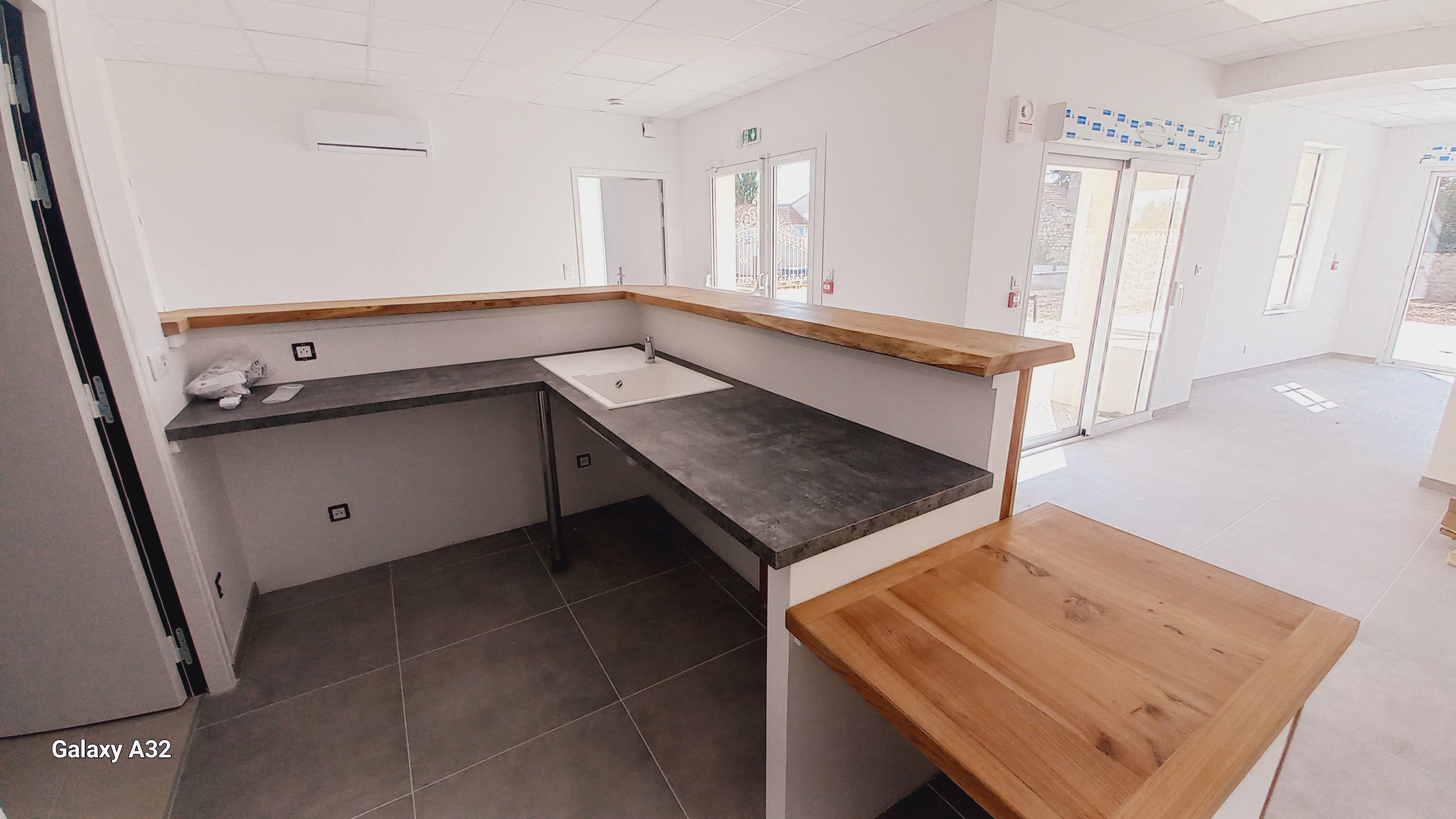 Snack-bar de 90 m² avec terrasse de 38 m², prêt à être aménagé selon les besoins.
Local entièrement rénové, en centre bourg, sur l'axe Bordeaux - Royan (environ 5000 véhicules / jour le week-end).
Parking à proximité.
Objectif : Avoir un exploitant offrant une offre de proximité qualitative, contribuant à renforcer l'animation du bourg, avec des horaires d'ouverture assez larges, afin de créer un lieu intergénérationnel.
Loyer de 540 € HT, exploitation de la licence IV dont la commune est propriétaire compris. Dans le cadre d'une aide à l'installation, la commune a décidé de réduire celui-ci à 440 € HT, les 6 premiers mois.
Deuxième local à côté pour y implanter une épicerie multiservices.
Date ouverture souhaitée : 1er décembre 2026 au plus tard.
Date limite de dépôt de dossier : 15 octobre 2026.
Visite possible sur rendez-vous.