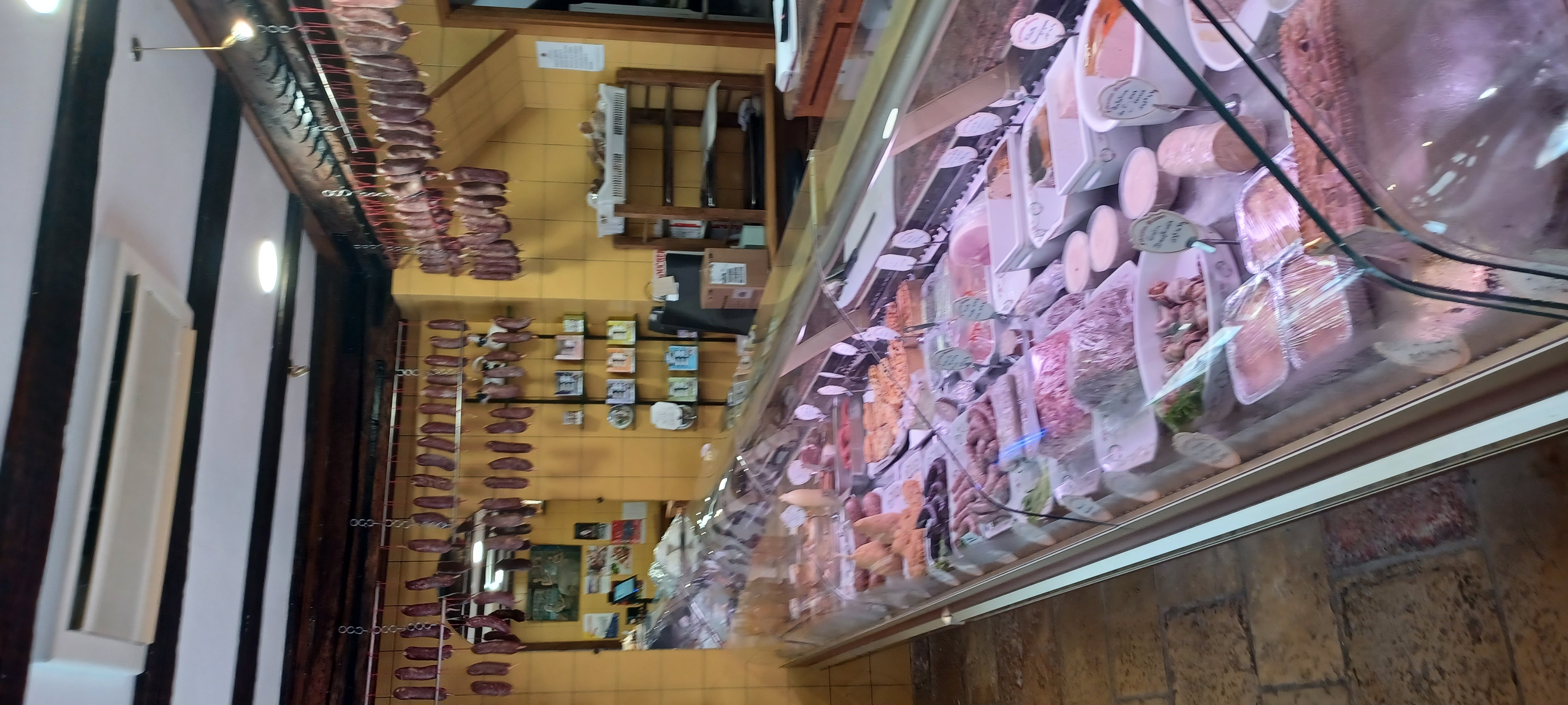 Situé au centre-ville  dans un village classé "plus beau village de France", région de Bourgogne. 
Il s'agit d'un fonds de commerce d'une charcuterie traiteur et d'un restaurant. Le chiffre d'affaires en 2022 était de 693000€. 
L'effectif est composé d'un exploitant et de 4 salariés.
Nous serons à votre disposition pour tout renseignement et pour vous accompagner à la reprise de notre commerce

Contact : M PAILLOT Denis
Adresse mail : compta@maison-paillot.com
N° Téléphone : 03.86.82.82.16
