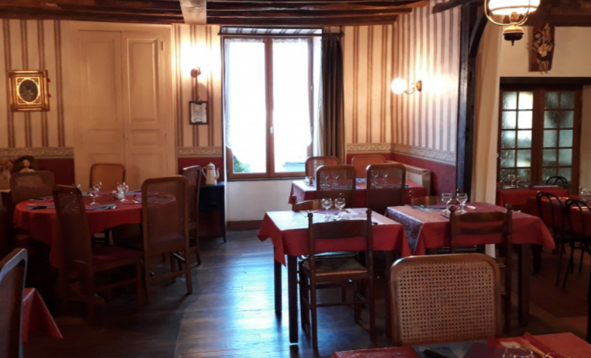 À vendre : local commercial idéalement situé au cœur de Fougerolles, bénéficiant d’un emplacement stratégique et d’une excellente visibilité.

Ce bien offre de nombreuses possibilités d’exploitation : restaurant, bar, épicerie, café, ou toute autre activité commerciale selon vos projets.

Le local, spacieux et fonctionnel (280 m²), se compose de : 2 grandes salles pouvant accueillir entre 80 et 150 personnes, Cuisine équipée, Chambre froide, Espace bar, Vestiaire, Pièce de stockage, Laverie, Bureau, Terrasse extérieure, Accès PMR (personnes à mobilité réduite), Parking à proximité et un jardin de 1300 m².

Des travaux sont à prévoir, mais le matériel existant est en bon état et peut être réutilisé selon votre projet.

La commune accompagne la reprise, un vrai plus pour une installation dans de bonnes conditions.

Possibilité de louer le logement de 120 m² situé au-dessus du local, idéal pour habiter sur place ou loger du personnel.