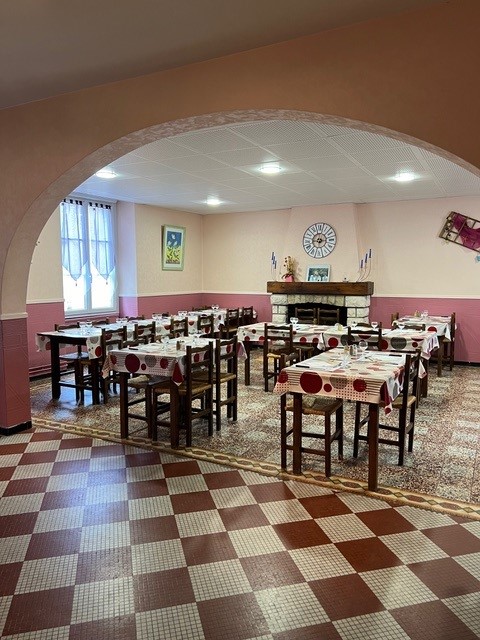 Fonds de commerce à céder – Bar, Restaurant, Traiteur, Portage de repas et Relais Poste à Tigné (49540).

Au cœur du charmant village de Tigné, commune de Lys-Haut-Layon (Maine-et-Loire), Loïc et Nicole souhaitent transmettre leur établissement après de nombreuses années d’activité.

Bien plus qu’un restaurant, cet établissement est un véritable lieu de vie du village. Il bénéficie d’une clientèle fidèle composée d’habitants, d’artisans, d’entreprises, d’associations et de visiteurs.

L’activité est aujourd’hui diversifiée et repose sur plusieurs services complémentaires :

Restaurant ouvrier (du lundi au vendredi)
Bar
Activité traiteur
Portage de repas à domicile
Relais Poste

Cette diversité permet d’assurer une activité régulière tout au long de l’année et offre encore de belles perspectives de développement.

L’établissement est idéalement situé en plein bourg de Tigné, sur un axe passant, avec une excellente visibilité et un fort ancrage local.

Cette reprise conviendra parfaitement à un couple, à des professionnels de la restauration ou à des personnes en reconversion souhaitant entreprendre dans un environnement convivial et dynamique.

Le fonds de commerce est proposé à la cession. Les modalités pourront être étudiées avec les futurs repreneurs. 

Plusieurs solutions d'acquisition sont envisageables. Les murs peuvent être vendus avec le fonds de commerce ou, afin de limiter l'investissement initial, une solution de location des murs pourra être mise en place avec le soutien de la mairie.

Pour tout renseignement :

📞 02 41 59 41 51

📧 loic.socheleau@wanadoo.fr