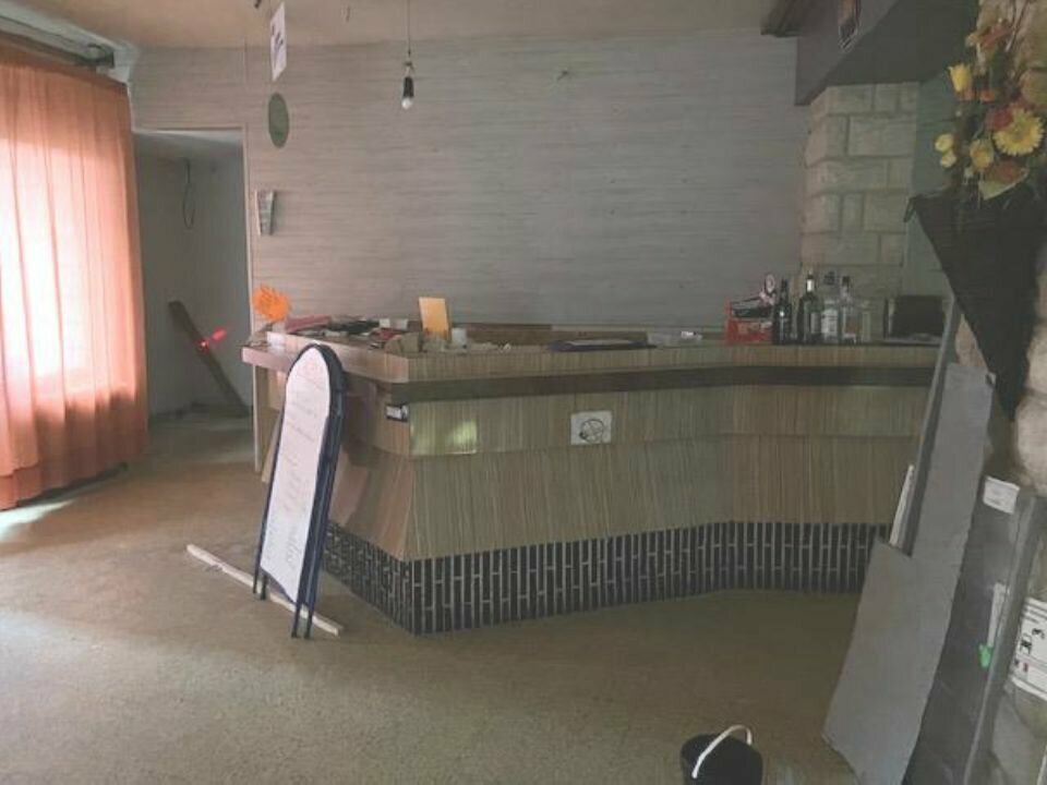 Cet ancienne auberge dispose de 16 chambres (dont 4 au sein du logement de fonction), et de deux salles de restauration avec cuisine et comptoir.

Depuis les années 2000, une épicerie avec un bar et un tabac occupait les lieux, proposant occasionnellement des services hôteliers.

Le bien d’une surface totale de 1100 m² est constitué :

d'un terrain avec :
- un parking clientèle
- une terrasse en bois
- un garage de 18 m²
- une cave extérieure
- une cour privative

d'un bâtiment principal de 500 m² comprenant :
– au rez-de-chaussée :
deux salles de restauration de 81 m² et 56 m²
un espace accueil/épicerie de 67 m²
une cuisine et une plonge de 30 m² non équipée
– au premier étage :
4 chambres de 13 m² avec salle de bain et toilette commune pour la partie auberge
un logement de fonction comprenant 4 chambres de 9 m² à 15 m², une salle de bain, un salon de 27 m² et une pièce de cuisine à créer de 13 m²
– un grenier de 61 m² avec des possibilité d’aménagement
– une cave

d'un second bâtiment annexe de 106 m² comprenant :
- 6 chambres de 13 m² à 20 m² avec salle de bain et petite terrasse privatives
- un grenier

Localisation :

A la croisée de la Touraine, du Berry et du Poitou, une ancienne auberge-restaurant est à reprendre.
Seuls les murs sont à céder pour ce bien qui accueillait habitants et touristes itinérants, situé sur la rive gauche de la Creuse, en face de la cité de Descartes.

Conditions d'acquisition :

Nous consulter

Caractéristiques / Atouts :

- Sur une route passante
- Fréquentation touristique et attraits à proximité : en vallée de la Creuse, en face de la cité de Descartes et à proximité des falaises troglodyte de Saint-Rémy-sur-Creuse
- Accompagnement de la collectivité et de l'office de tourisme pour la mise en commercialisation
- Aide financière pour aider à la modernisation et rénovation des lieux