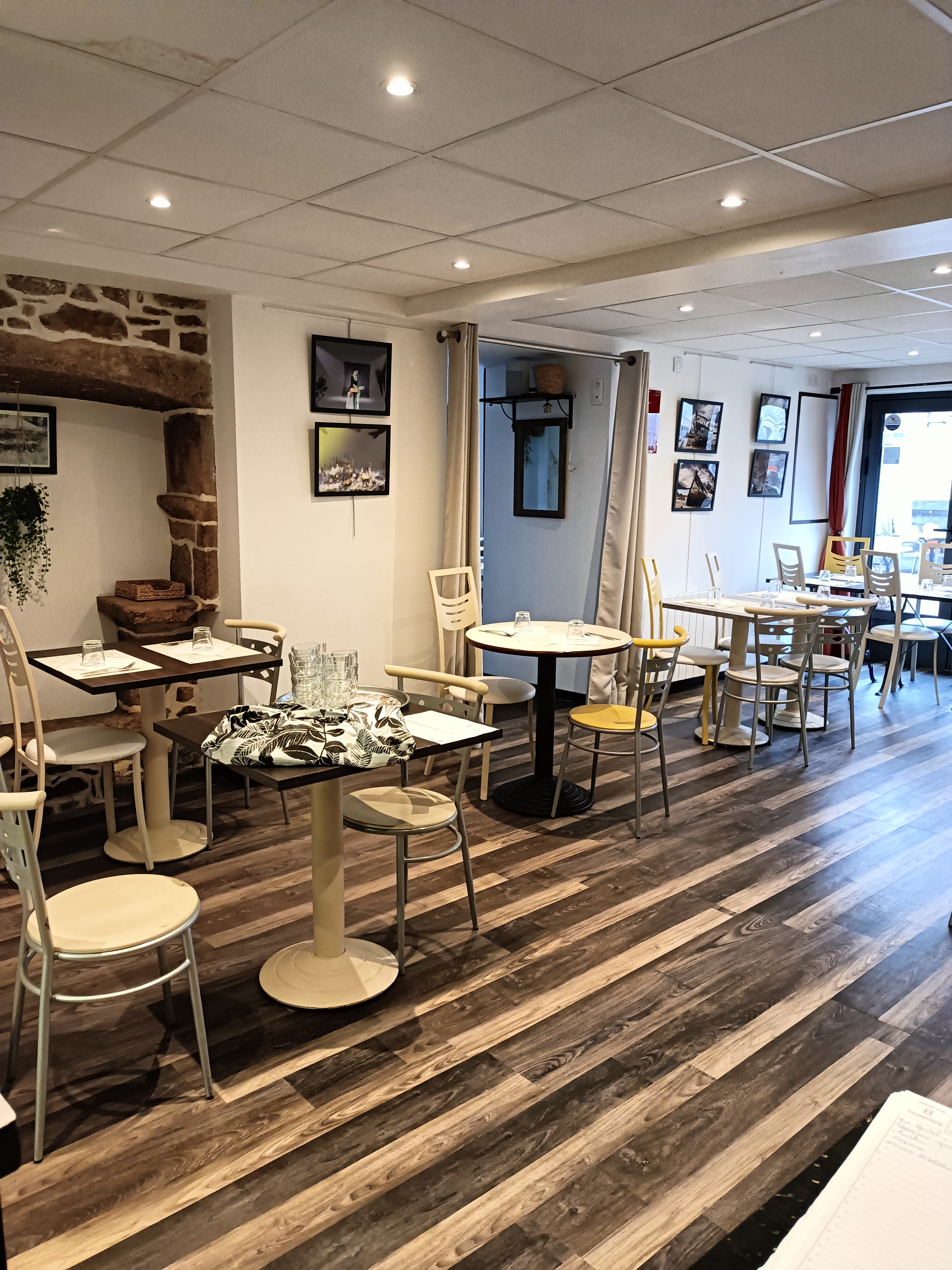 Vend fond de commerce Crêperie, Saladerie, Glaces dans village étape, en plein centre de la place de la cité de caractère en Bretagne à JUGON LES LACS, cette affaire fonctionne en couple d'octobre à mars, et renforcée en saisonniers d'avril à septembre. Deux salles de 20 et 30 places en intérieur avec une terrasse de 60 places. Possibilité de logement sur place T4 .