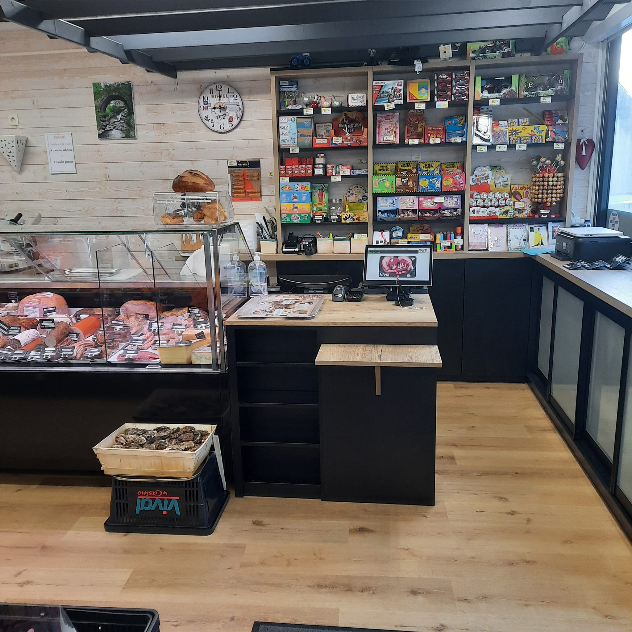 EPICERIE (ENSEIGNE VIVAL GROUPE CASINO)
PROFIL DE REPRISE IDEAL : Vous rêvez de reprendre une très jolie épicerie viable et rentable. Vous souhaitez allier qualité de vie et vie professionnelle. Le VIVAL de Saint Vincent des Landes est fait pour vous !

plein centre bourg, parking, passage intensif dans la zone de tous les commerces
Saint Vincent Des Landes, un village dynamique et en plein développement.

LOCAL ET EQUIPEMENT :
80M² de surface de vente
70m² de réserve ( dont 1 bureau )
 Parking devant- Conformité ERP
Bail communal à faible loyer ( 252€ht/mois )
Points forts : Aucun travaux à prévoir. Matériel neuf.

CHIFFRES :
chiffre d'affaires annuel H.T : 323 000€ 
Inclus dans le prix de vente : matériel, véhicule de fonction

ACTIVITE ET ORGANISATION :
Epicerie traditionnelle, Espace traiteur
Clientèle variée 
Fermeture : dimanche après-midi et jeudi toute la journée.
Horaires : 8h30-12h30/ 15h30-19h00
Organisation actuelle : La gérante sur 3 jours+1 salarié 20h/semaine
Points forts :  l'organisation peut être revue, le contrat salarié s'arrête avec la vente.

MODALITES POSSIBLES :
Accompagnement
Transition.