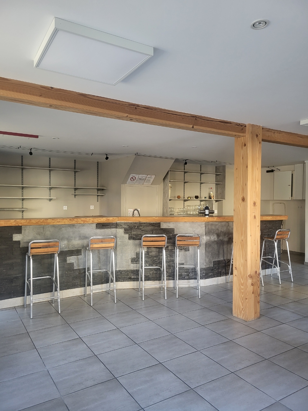 Situé au cœur du Livradois-Forez, le territoire offre un cadre de vie privilégie alliant nature préservée, dynamisme local et esprit d’entreprendre. Reconnu pour la qualité de son environnement et son authenticité, il attire de plus en plus de porteurs de projets en quête de sens et d’équilibre.

Composée de nombreuses communes rurales dynamiques autour du pôle d’Ambert, la Communauté de communes Ambert Livradois Forez développement une politique active en matière d’attractivité économique. Le territoire recherche et accompagne des porteurs de projets dans de nombreux secteurs : commerce de proximité, artisanat, services et activités productives. Vous bénéficiez d’un accompagnement personnalisé, d’une mise en réseau rapide avec les acteurs locaux et d’un écosystème engagé en faveur de l’entrepreneuriat.

Le territoire bénéficie également d’un tissu économique diversifié, mêlant savoir-faire artisanaux, activités industrielles, commerce de proximité et économique touristique. Cette diversité, combinée à des coûts d’implantation maîtrisés et à une qualité de vie reconnue, constitue un atout majeur pour entreprendre et se développer durablement.

S’implanter sur le territoire d’Ambert Livradois Forez, c’est faire le choix d’un environnement accueillant, engagé dans la revitalisation de ses centres-bourgs et tourné vers l’avenir.

La commune de Saint-Alyre-d’Arlanc séduit par son environnement naturel exceptionnel, propice aux activités de pleine nature et au tourisme vert. À proximité de la Chaise-Dieu et sur un axe reliant Clermont-Ferrand à Saint-Etienne, ce village de caractère de 133 habitants bénéficie d’un emplacement apprécié des habitants comme des visiteurs. Terre de convivialité et de gastronomie, Saint-Alyre-d’Arlanc est également reconnue pour son patrimoine rural et ses produits du terroir.

Durant la période estivale, la population augmente sensiblement grâce aux nombreuses résidences secondaires dont les occupants viennent profiter du calme, de la fraîcheur et de la nature environnante. Dans ce cadre chaleureux et dynamique, le restaurant de la commune représente une véritable opportunité pour développer une activité de restauration au cœur d’un territoire vivant et attachant, avec un potentiel de clientèle élargi aux communes voisines et aux visiteurs et ouvriers de passage.

Le local commercial est très bien agencé, avec plusieurs espaces équipés et clairement identifiés, facilitant le service. Il dispose d’une terrasse avec tables, chaises et parasols ainsi que de stationnements à proximité. Un logement de fonction est également mis à disposition.

L’espace bar, d’environ 50 m², est équipé d’une pompe à bière, d’un lave verre, d’une machine à glaçon, de 5 frigos (4 petits et 1 grand), d’un buffet réfrigéré ainsi que de tables et chaises.

La salle, d’environ 100 m², permettant d’accueillir jusqu’à 70 couverts, dispose du matériel nécessaire : tables, chaises, vaisselles et accessoires.

La cuisine, d’environ 40 m² est elle aussi équipée d’une plonge professionnelle, de 3 tables en inox, d’un four à pizza, d’un micro-onde, d’un four vapeur, d’un piano 4 feux et four, d’une plancha, d’une double friteuse et d’une machine à trancher. L’arrière cuisine dispose d’un grand frigo et congélateur, ainsi que d’une grande chambre froide.

Le local commercial dispose d’un logement de fonction d’environ 100 m² avec 4 chambres, cuisine, salon, salle de bain ainsi que 2 dressings. Un petit jardin privatif est également mis à disposition.

La commune de Saint-Alyre-d’Arlanc est à la recherche d’un professionnel de la restauration diplômé pour reprendre son bar restaurant, qui constitue un enjeu majeur pour la vitalité locale.

Le restaurateur aura à sa charge :
- De proposer des repas ouvriers variés
- D’assurer les repas de la cantine scolaire
- D’assurer les banquets communaux et associatifs

Le montant mensuel du loyer hors taxes et hors charges est de 530 €.

La visite des locaux est obligatoire avant tout dépôt de dossier de candidature, qui devra comporter les éléments suivants :
- Un CV détaillant les diplômes, formations et expériences professionnelles
- Une lettre de motivation
- Un business plan complet incluant : description du projet, modèle économique, clientèle ciblée, ressources humaines mobilisées, étude de marché, budget prévisionnel)

En zone de revitalisation rurale (ZFRR), toute création ou reprise d’entreprise remplissant les critères peut bénéficier de certaines exonérations fiscales pendant 5 ans.

Le réseau Entreprendre en Livradois Forez peut vous accompagner techniquement dans la création ou le développement de votre activité, et vous conseiller sur les dispositifs de soutien financier.
