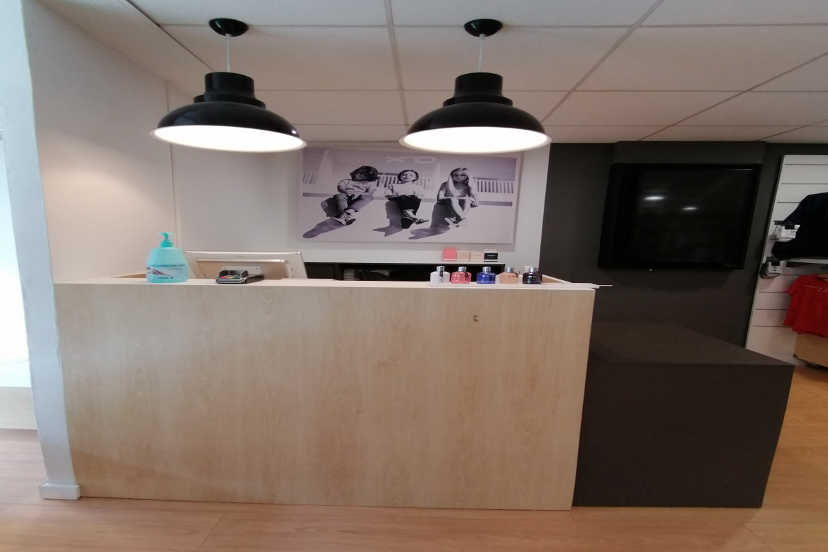 A vendre, à Ploërmel Centre-ville, Fonds de Commerce Multi-marques Enfant de 0 à 18 ans Haut de gamme (IKKS, LEVI'S, TOMMY HILFIGER, GARCIA et ABSORBA). Exploité en Commission-Affiliation à 100%, aucun stock n'est à financer et tous les invendus sont repris en fin de saison, soit aucun risque lié au stock. Local refait à neuf en mars 2017, surface de vente 51m² + réserve 20m² + vitrines 5m². Rue très passante, et parkings à proximité immédiate. Loyer modéré 710? HT/mois. Activité, auprès des enfants, très plaisante. Clientèle fidélisée.
