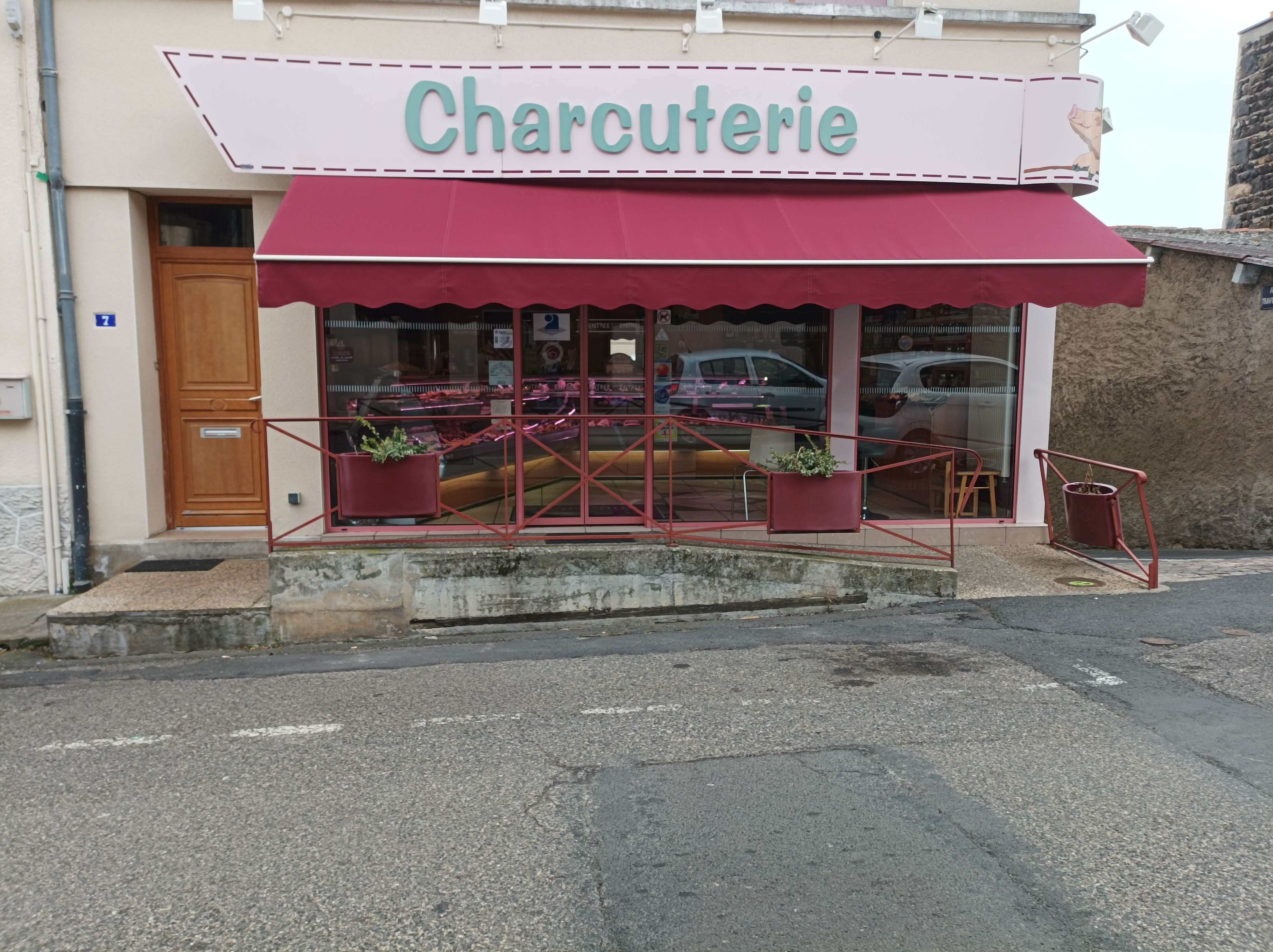 Charcuterie fabrication artisanale dans village
de 7000 habitants 
6km sud ouest de Clermont-Ferrant
 boutique + labo 
vends cause retraite