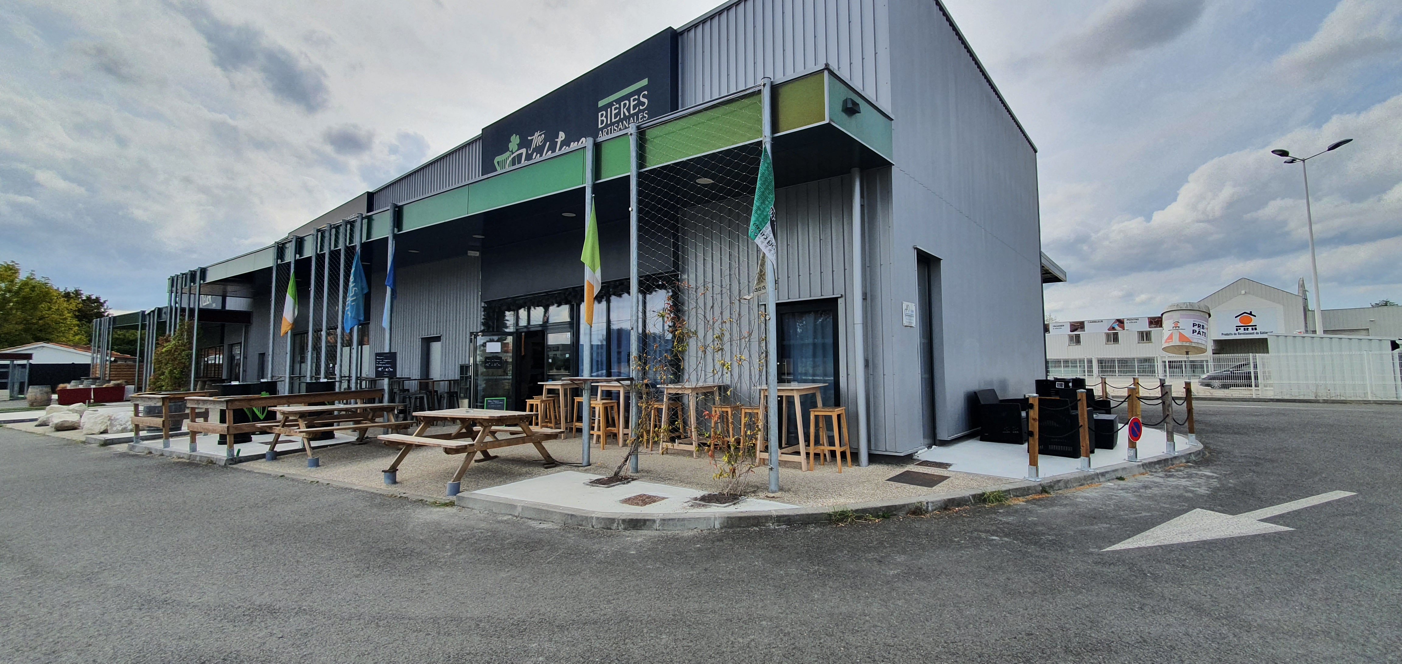 Débit de boissons spécialisé dans les bières artisanales Irlandaises en afterwork dans la banlieue proche de Bordeaux.
Une partie bar avec 15 becs et une terrasse avec un parking privé. 
Bail tout commerce.
Côté Pub 70m2 et une partie réserve de 72m2 avec une cave de tirage de 20m2 réfrigérée.