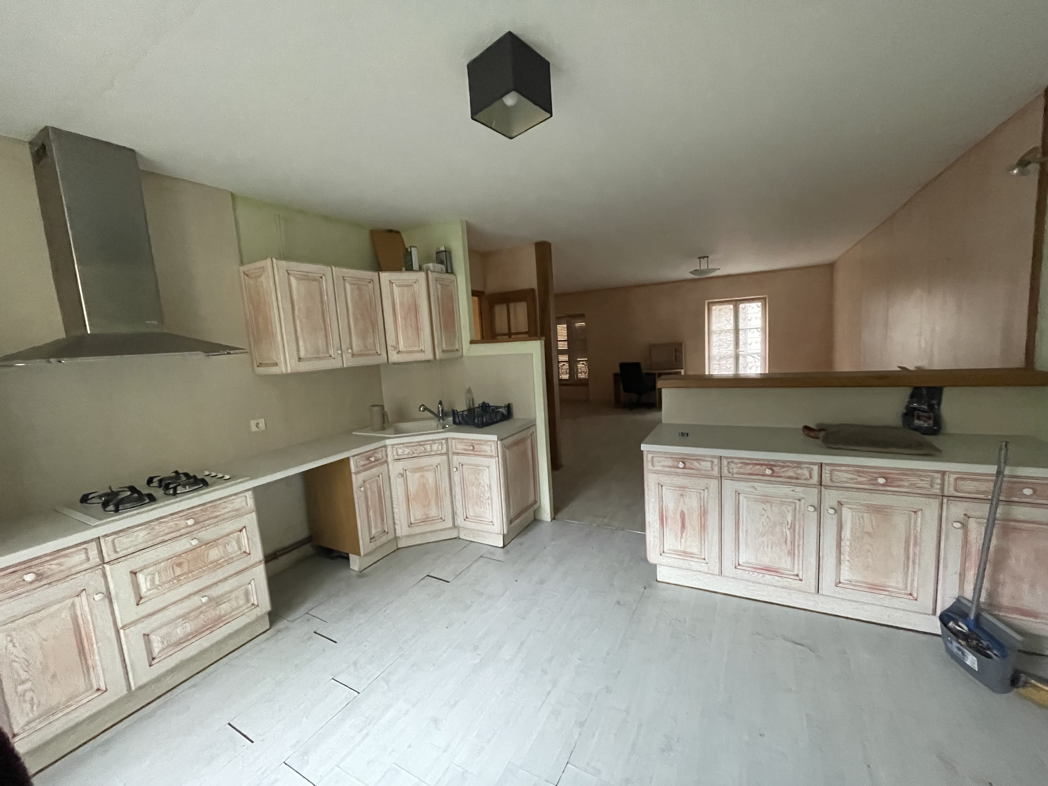 Dans un village classé LES PLUS BEAUX VILLAGES, boutique 55 m2 avec arrière cuisine et petite cours. La vitrine est grande et donne dans la rue principale.A l.étage appartement T4 _ 128 m2 comprenant une buanderie avec wc, cuisine aménagée et pièce à vivre, à l.étage 3 chambres avec salle de bain et wc et une mezzanine avec un coin chambre.