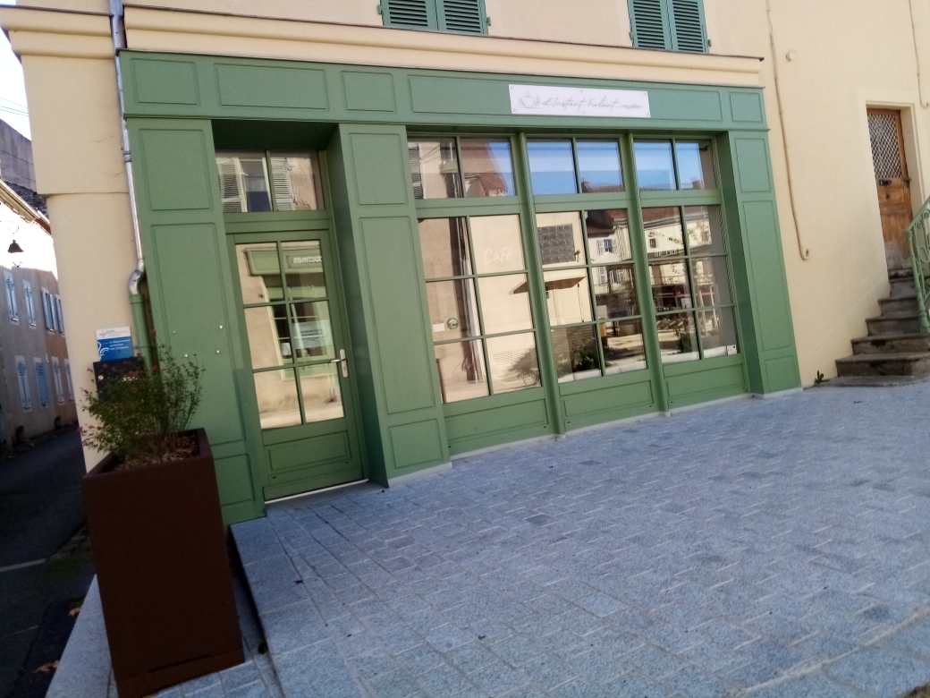 LOCAL A LOUER 
Présentation de la commune : la commune d'EBREUIL (1300 hab) est située à proximité de l'A75-A71 propose à la location un local à usage commercial ou professionnel entièrement réhabilité et situé au centre du bourg.

Commune attractive au cadre de vie remarquable (classée Petites Cités de Caractère) environnement et cadre de vie agréable, cité touristique, vie associative et commerces dynamiques.

Le local : surface 78m2, 2 pièces dont une ayant vitrines sur place du village , caves, WC terrasse
stationnement à proximité donnant sur la nouvelle 
 place du village 
LIBRE DE SUITE. LOYER 400€/Mois
la commune souhaite louer pour la création d'un commerce ou une activité professionnelle. ADRESSER CANDIDATURE A LA MAIRIE D'EBREUIL (03450) Place de l'Eglise