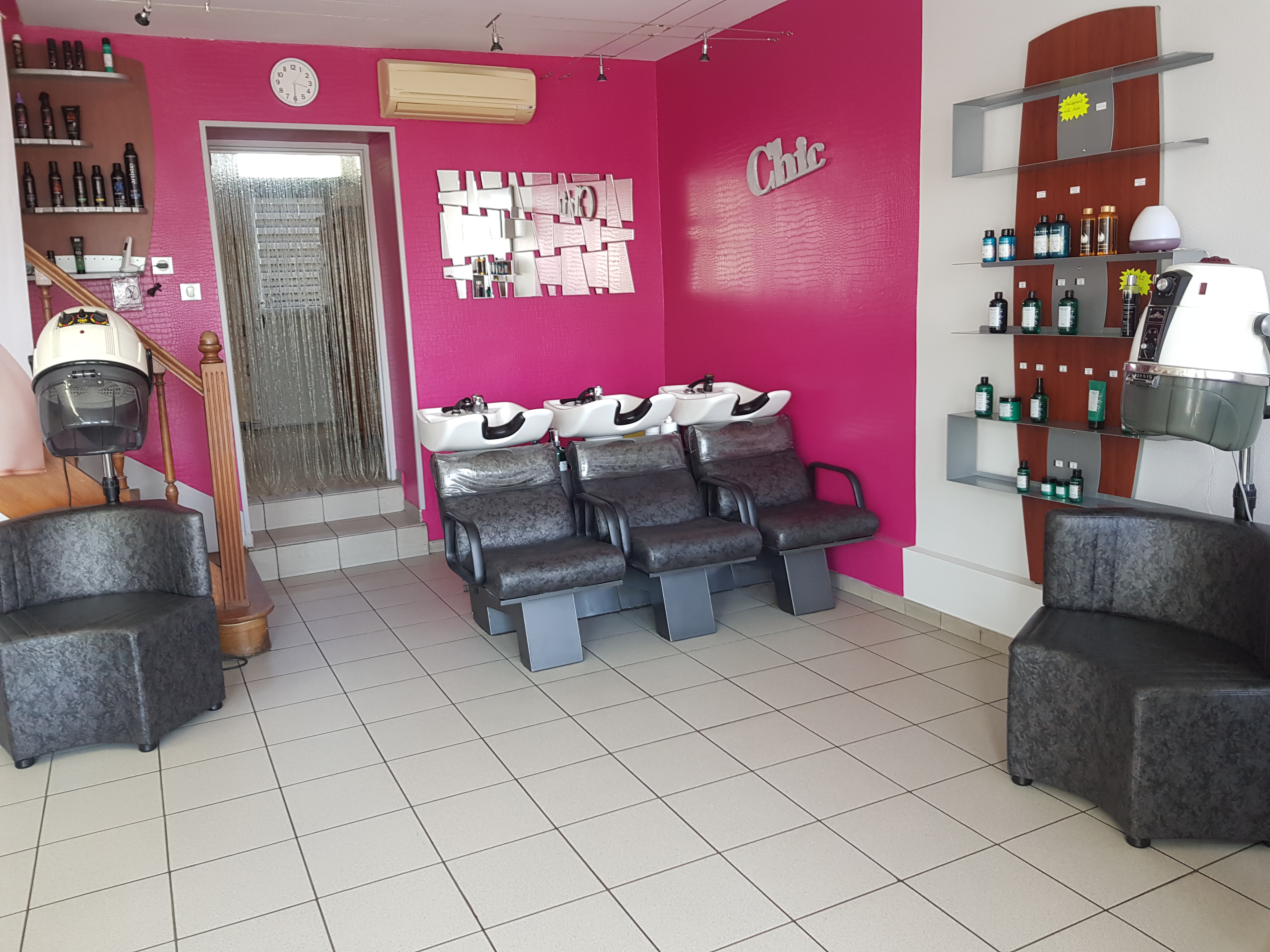 Je vends mon salon de coiffure en vue de la retraite.
L'ensemble comprend ; un espace salon de coiffure de 28 m2 ,une cuisine arrière de 14 m2 , ainsi que 2 pièces à l'étage de 16 et 12 m2.
Il est équipé de 3 bacs, 3 places de coiffage ,2 séchoirs . Salon climatisé .
Aucun travaux à prévoir, le salon à été rénové en 2017. Fonctionnel, propre et bien entretenu.
Salon implanté dans une rue très fréquentée avec différents commerces.
Il bénéficie d'un stationnement devant.
Ce salon a été acquis en 1989.
Le loyer est de 418,00 euros par mois.