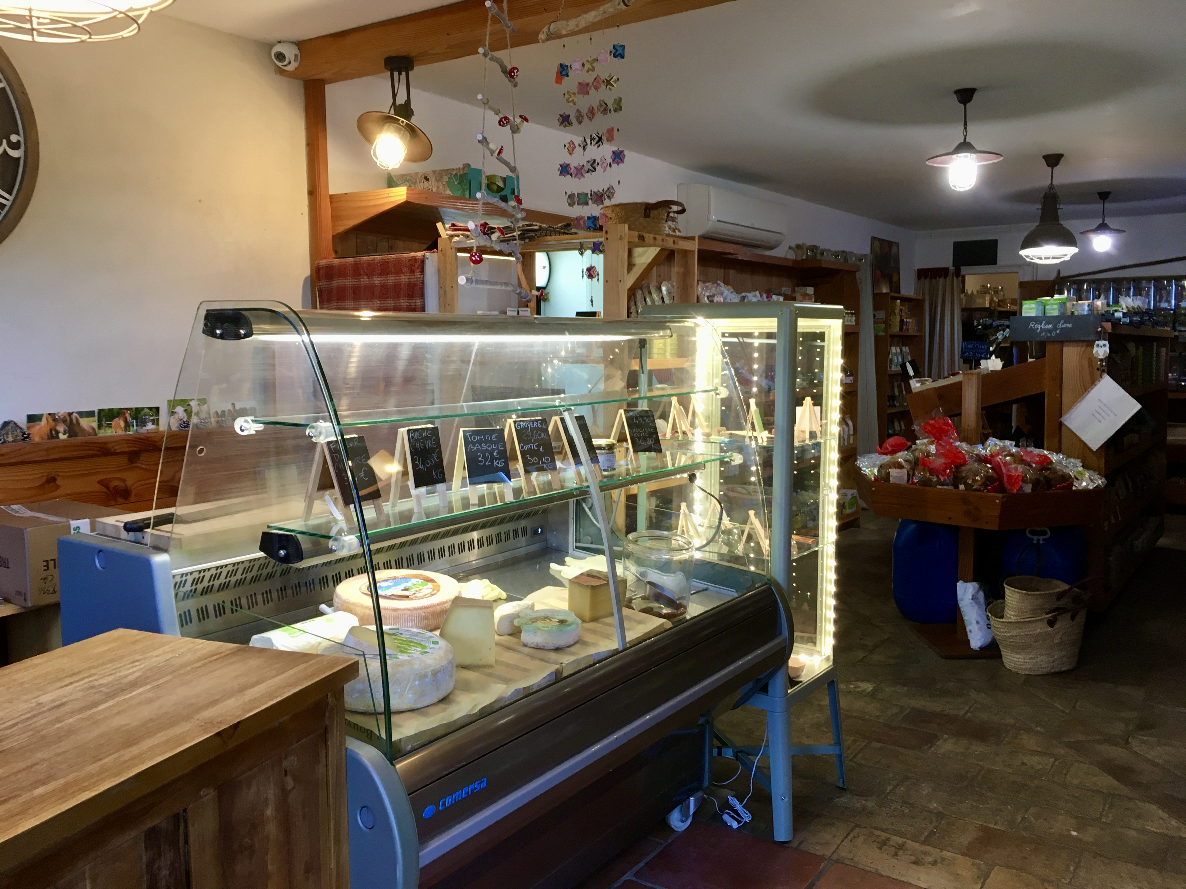 Épicerie Bio dans un environnement privilégié de Nature. Joli aménagement en bois. Relationnel exceptionnel avec une clientèle chaleureuse et fidèle. Travail gratifiant et agréable. Fort potentiel de développement pour personne motivée et dynamique. SURFACE : Épicerie : 70m2 Réserve : 10m2 Hangar : 70m2 avec portail coulissant 3X3 plus Mezzanine  ÉQUIPEMENTS : Chambre froide 5m2 Climatisation Congélateur Armoire réfrigérée (récente) Banque de froid. Caisse enregistreuse Helmac Loyer communal TTC 523,64€/mois 29000 plus le STOCK