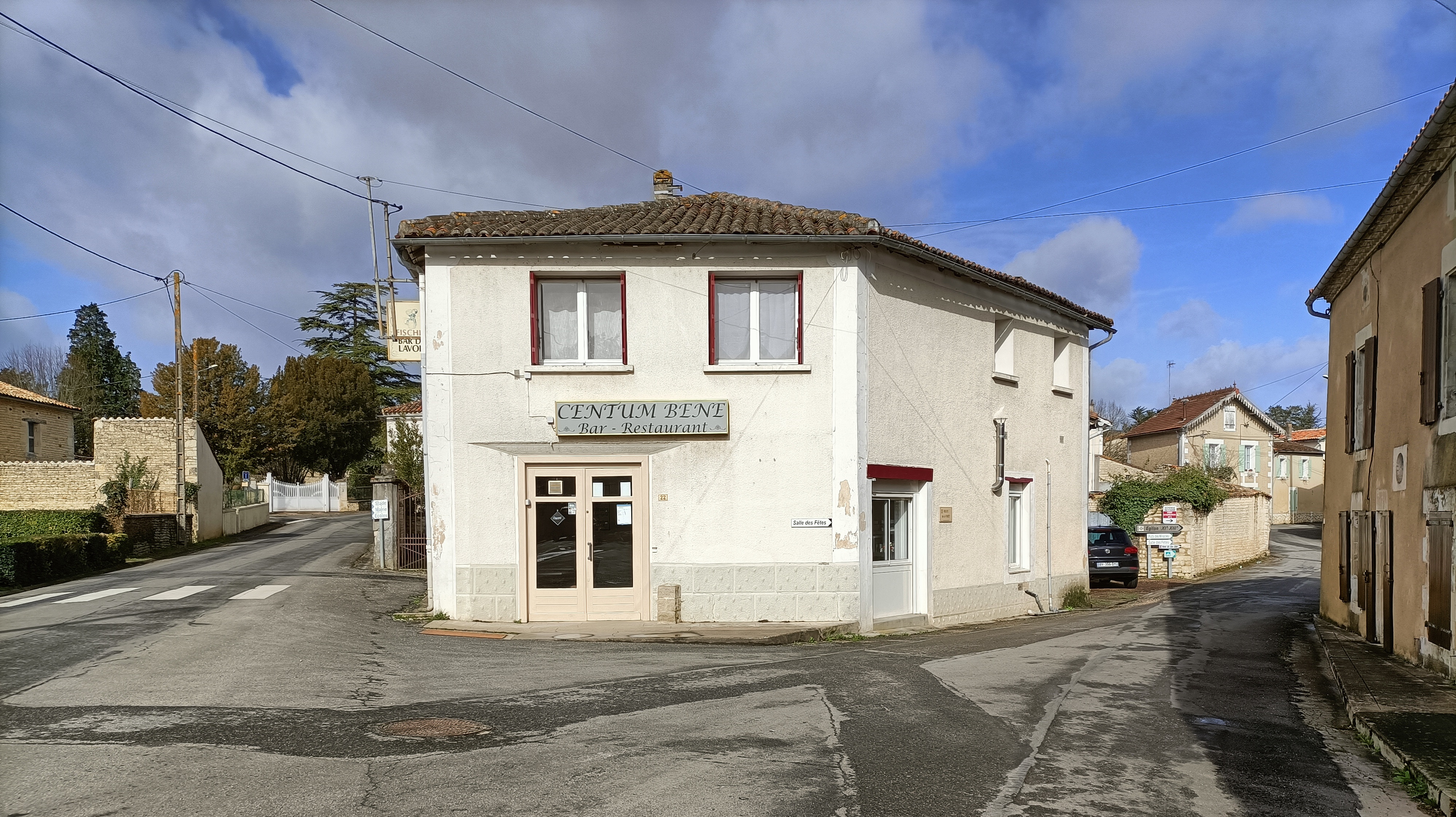 La commune de Xambes recherche un exploitant pour poursuivre l'activité de son Bar / petite restauration. L'établissement (accompagné d'une licence IV appartenant à la commune), situé au centre du bourg, est loué dans le cadre d'un bail commercial par la mairie.
Le commerce, accessible aux personnes à mobilité réduite, se compose d'un bar et sa salle, une petite salle de restaurant, cuisine aux normes, une réserve et une cour terrasse.
Un logement est disponible à la location à l'étage. 
Nous souhaitons un lieu convivial pour accueillir une clientèle ouvrière le midi, associative et locale les soirs et week-end.
La municipalité est prête à s'impliquer pour que cette reprise soit une réussite !