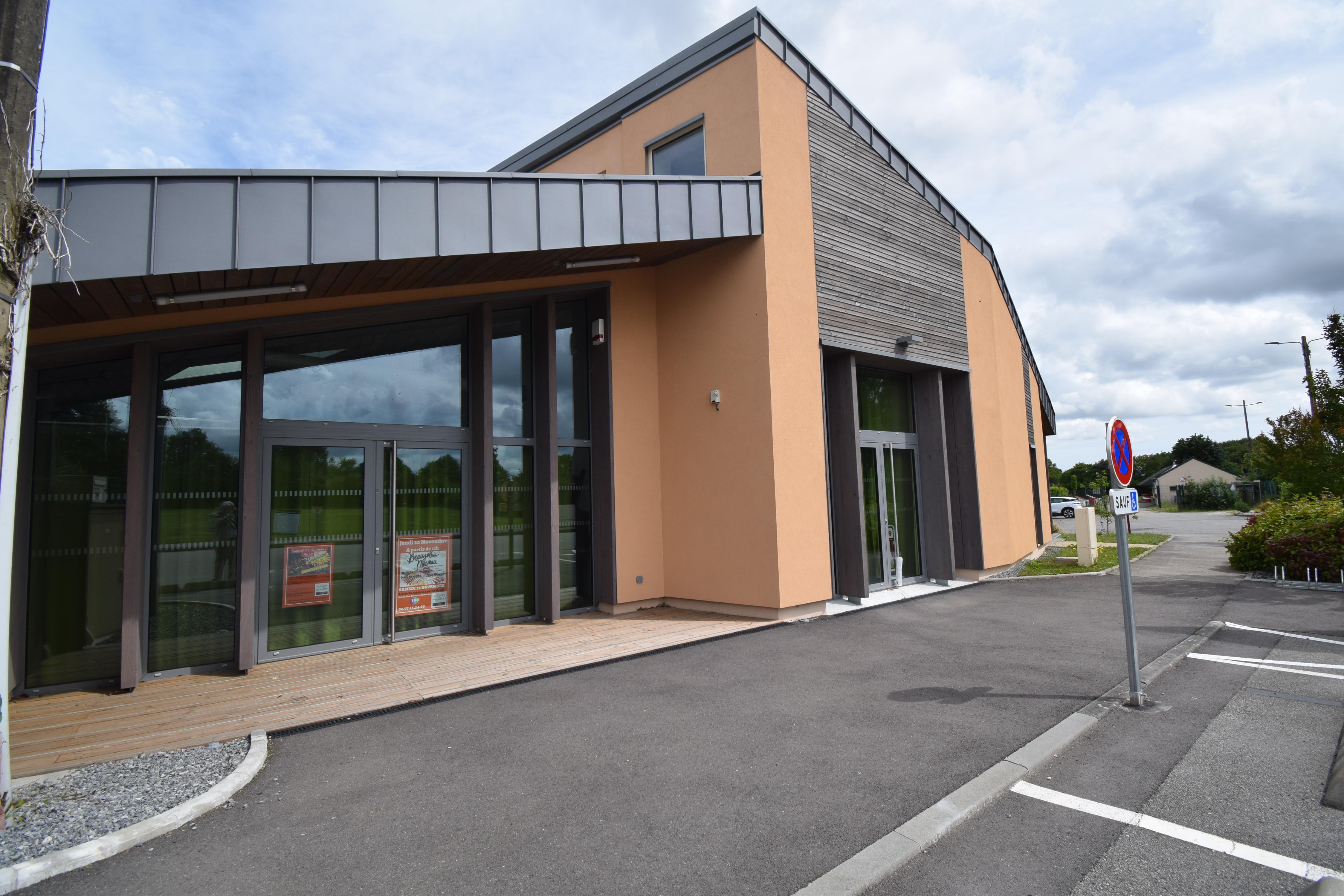 Bar – Restaurant – Épicerie : la commune de Le Cours recherche son futur exploitant

Située dans le Morbihan, à proximité de Questembert et de Vannes, à 1km de la 4 voies Vannes/Rennes, la commune de Le Cours (746 habitants) recherche un(e) porteur(se) de projet pour exploiter son commerce de proximité à compter du 1er octobre 2026.

Afin de préserver les services de proximité et de maintenir un véritable lieu de vie au cœur du bourg, la commune a réalisé en 2025 un bâtiment neuf dédié à l'accueil d'une activité de bar, restauration et épicerie/dépôt de pain.

Cet établissement bénéficie d'un emplacement stratégique en centre-bourg, à proximité immédiate de la mairie, de l'école, de l'église, des équipements sportifs et des principaux lieux de vie de la commune.

Un établissement moderne et polyvalent

Le commerce développe une surface d'environ 220 m² comprenant :
•	un espace bar de 62 m² ;
•	une salle de restauration de 61 m² ;
•	un espace épicerie / dépôt de pain de 33 m² ;
•	une terrasse de 60 m² ;
•	une cuisine professionnelle ;
•	plusieurs réserves, locaux techniques et espaces de stockage.
La commune met également à disposition une licence IV ainsi qu'un ensemble d'équipements professionnels permettant de limiter les investissements de départ.

Un projet au cœur de la vie locale

Au-delà de l'activité commerciale, la commune souhaite faire de cet établissement un lieu convivial favorisant les rencontres, les échanges et l'animation du centre-bourg.
Le développement de nouveaux logements sur la commune ainsi que la création prochaine d'un parc de loisirs équestre comprenant une cinquantaine de chalets constituent autant d'opportunités pour renforcer la fréquentation du commerce et diversifier sa clientèle.
Conditions proposées
•	Bail commercial ;
•	Loyer de 600 € HT par mois la première année ;
•	Accompagnement possible dans les démarches de création ou de reprise d'entreprise ;
•	Mise à disposition d'une licence IV et d'équipements professionnels.

Profil recherché

La commune recherche avant tout une personne dynamique, motivée et désireuse de s'investir durablement dans la vie locale.
Les projets associant bar, restauration traditionnelle, restauration ouvrière, animations conviviales et offre de services de proximité seront particulièrement appréciés.

Candidatures

Les candidatures sont ouvertes jusqu'au 31 juillet 2026.
Pour obtenir le dossier de candidature ou organiser une visite du commerce :
Mairie de Le Cours
8 rue de l'Arz – 56230 Le Cours
mairie.lecours@orange.fr

Venez développer votre projet dans un établissement récent, au cœur d'une commune dynamique et engagée pour le maintien du commerce de proximité.