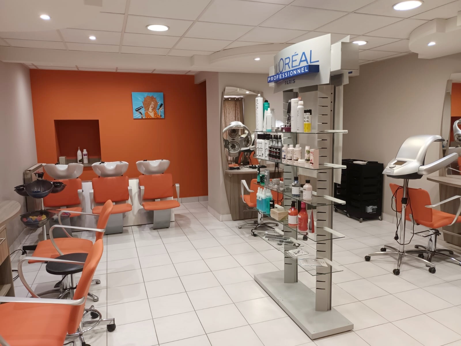 A vendre cause départ à la retraite salon de coiffure mixte 35 m2. Créé en 1990, salon spacieux et lumineux, 4 postes de coiffage, 3 bacs, pas de travaux à prévoir. Clientèle fidèle, parking à proximité.

Ce commerce est attenant à une maison de village de 160 m2, ce qui permet de concilier vie familiale et professionnelle. Elle comprend 6 pièces ( Séjour, salle à manger, cuisine équipée, 4 chambres, garage, cave ...) et un extérieur de 122 m2.

Ce bien se trouve à Violay en plein cœur du village avec toutes commodités, nombreux services et activités. Violay, village sport nature et station verte, se situe à 10 minutes de l'A89, côté Rhône, à 15 minutes de la gare de Tarare, 30 minutes de Lyon. Coté Loire à 15 minutes de la gare de Balbigny et 30 mn de Roanne et 45 mn de Saint Etienne.

Classement énergétique : E
Classe GES : E

Prix : 210 000 €

Tel : 06 78 16 58 80