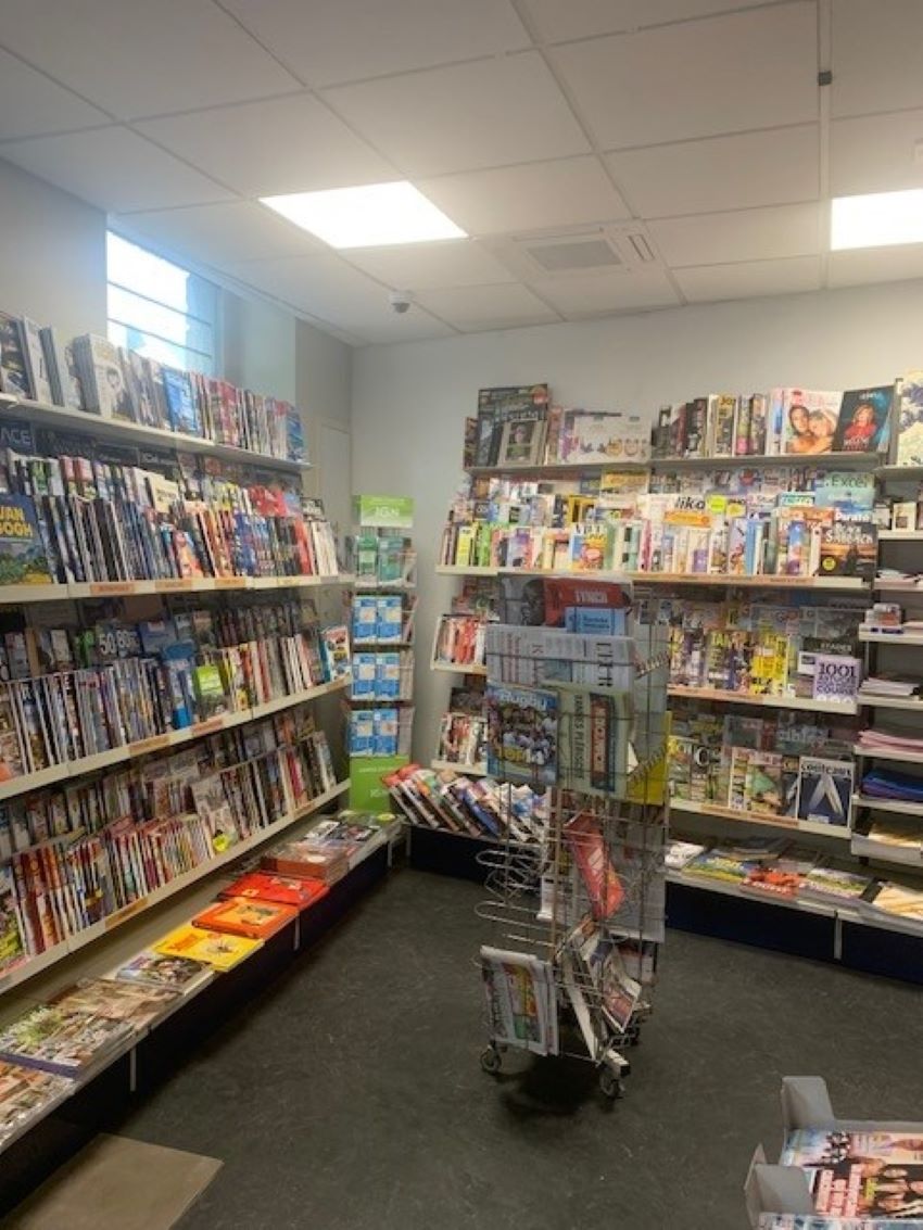 Librairie indépendante idéalement située en plein cœur d’une commune de 4700 habitants, dans la rue piétonne principale (récemment rénovée). Implantée sur un emplacement à forte attractivité commerciale, entourée de nombreux commerces de proximité (pharmacies, médecins, boucheries, coiffeurs, supermarché, fleuriste, bars-tabac…), elle profite d’un flux constant de passants et d’une forte visibilité, qui lui ont permis de développer une clientèle fidèle. Elle propose un service papeterie ce qui lui a permis de développer des partenariats avec les collectivités, bibliothèques, écoles, collèges et lui assure une clientèle récurrente.

Elle dispose d’un local de 240 m2, répartis sur 2 étages :

-            80 m 2 de surface commerciale, bureau, réserve, accès PMR, vitrine d’angle à forte visibilité.

-            Logement (T4)

-            Cave.

-            Pas de travaux à prévoir.

Bail commercial (fin 2031) : 1300 €/mois

CA moyen 124 000 €

Compte tenu de son implantation, l’activité peut se développer avec un service de café littéraire (boissons à emporter, pause-café, etc..) l’autorisation de terrasse est acquise.

 Une belle opportunité pour un repreneur passionné souhaitant s’implanter dans une commune attractive du Loiret.

Prix du Fonds de commerce 60 000 €