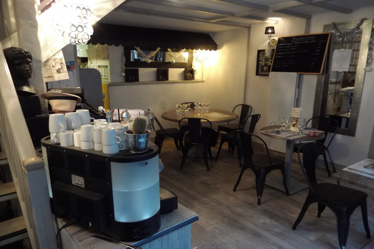 vends fond de commerce restaurant dans station de sport d'hiver et thermale dans les hautes Pyrénées a cauterets. restaurant de 38 places et 35 places en terrasse l'été, en plein c?ur de village. actuellement exploité 7 mois sur 12 avec possibilité d'exploitation sur 10 mois facile. entièrement équipé