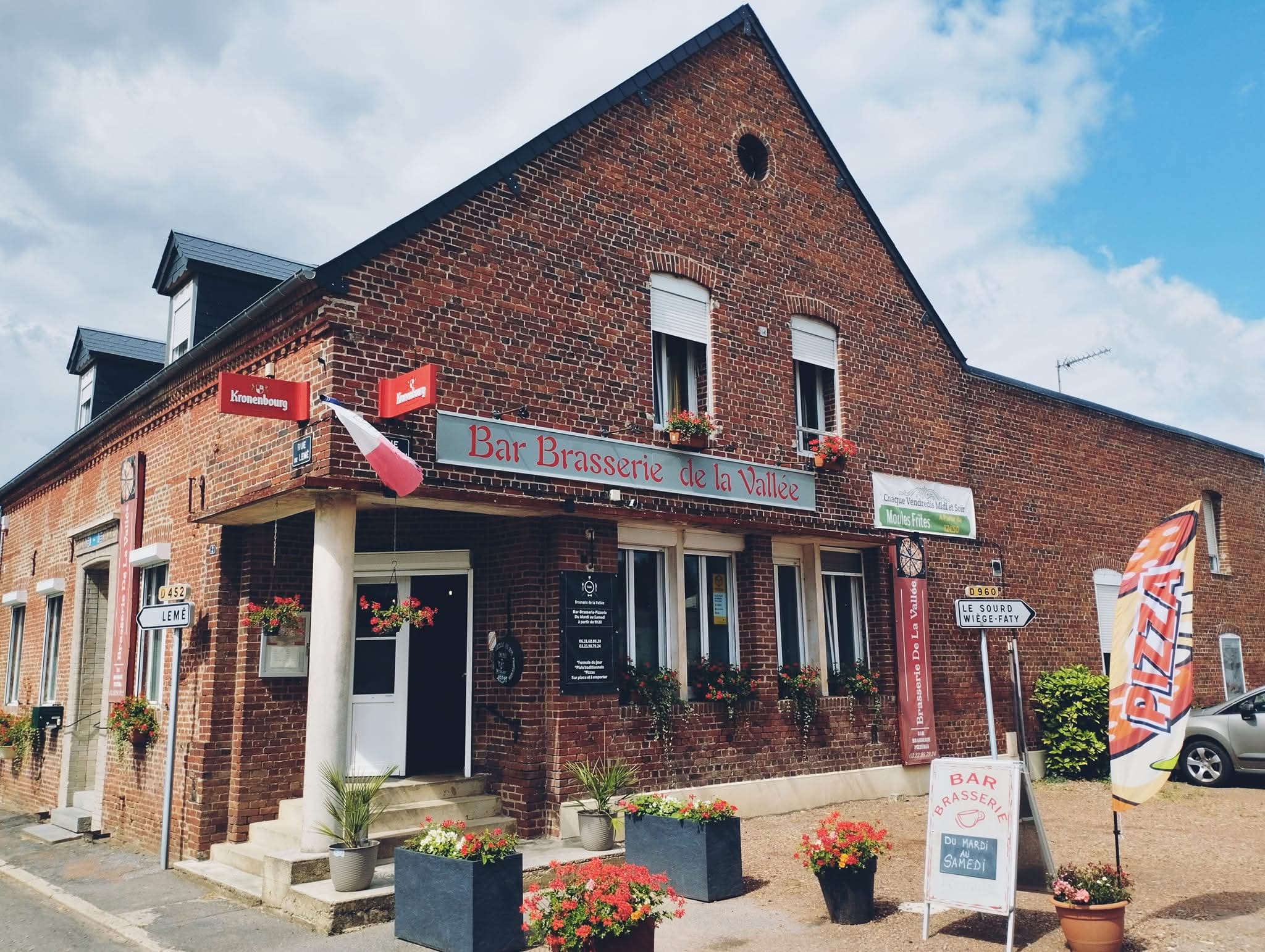 COMMERCE A REMETTRE 💥🚨 28 000€. 
Pas de vente de fonds de commerce. Achat du matériel uniquement !!+  Location des murs.
⬇️⬇️⬇️⬇️⬇️

💥 Prix très attractif 💥 BILAN ÉVOLUTIF. 

LA VALLÉE AU BLÉ sur l'axe fréquenté VERVINS - GUISE.

Bar Brasserie Pizzeria  LICENCE IV.

➡️Très bel établissement typique de Thiérache, disposant d'une salle de restauration entièrement équipée pouvant accueillir jusqu'à 36 couverts, la salle peut être séparée en deux pour des séminaires, repas de famille en petit comité, groupe..... d'une terrasse exposée plein sud entièrement équipéé + un store électrique, pouvant accueillir jusqu'à 34 couverts.  

Une cuisine entièrement équipée par du matériel professionnel de moins de 5 ans (double four à pizza électrique, meuble à pizza avec marbre, laminoir, congélateur à glace, congélateur coffre, armoire réfrigérée, lave-vaisselle et plonge, double friteuse électrique, bain-marie, chauffe assiette, plancha électrique, micro onde, frigidaire à légumes, 3 plans de travail inox, gaziniere 5 feux, hotte professionnelle, étagère de rangement, ustensiles de cuisine.....)

Matériel de restauration : assiettes, couverts (2 jeux de couverts), verres, cocote à moule, salière poivrière, panière à pain, télé dans la salle, bac rangement couvert, caisse enregistreuse, système de vidéo surveillance... 
↪️Liste du matériel sur demande.

✅ Prêt à l'emploi. 

➕ POINT + : Stationnement aisé

PRIX TRÈS ATTRACTIF + bilan évolutif à l'appui 

🚨🚨Disponible fin Mai 2026 (possible avant avec arrangement avec la commune). 

➡️LOYER : LOGEMENT+ LOCAL COMMERCIAL : 600€ttc/mois 

Bail 3/6/9  en location COMMERCIAL des murs avec la commune : (logement au dessus du commerce pièce a vivre de 100m2, espace cuisine, 3 chambres, une salle de bain, cours privative + grand garage et dépendances.

🍴Projet de reprise de commerce avec un petit investissement ? N'hésitez plus à sauter sur l'occasion. 

⚠️Vente possible du matériel à part (pas de vente au détails).⚠️

Pour tout renseignement contactez moi par téléphone au 06 31 68 86 38.

Curieux et pas sérieux s'abstenir.