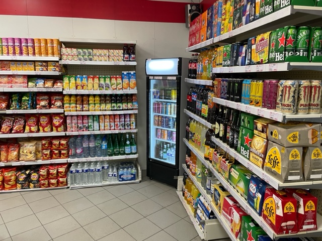 A Vendre épicerie et Point Relais( Mondial Relais). Situés dans un bourg d'un village composé de commerçants :  bar- tabac, coiffeur,. La commune compte 2400 habitants, bâtiment bien situé sur un axe bien passant et un parking devant la boutique. 

Le commerce dispose d'une surface de 120 m2 de magasin et d'une réserve de 80 m2 avec un bureau (pas de logement).

- stock en magasin : 10 000 €  

- Vitrine fromage à la coupe, Chambre froide, Vitrine frais et Congélateur, meuble fruits et légumes. 

Service : livraison à domicile, locker VINTED GO, service colis (rapporte 5000 € par an) soit environ 16.000 colis par an.  

- La  supérette est en progression de chiffre d'affaires.
- Bonne marge commerciale. 

-Enseigne VIVECO, commerce indépendant non franchisé. prix libre  

CA/HT 2023 : 155 000 €
CA/HT 2024 : 174 000 € 
CA/HT 2025 : 175 000 €

- Faible loyer, bâtiment sous location à la Mairie.  
Le magasin est ouvert de 9h à 12h30 et de 15h à 19h00 .
( Fermer le samedi après-midi et dimanche ) .

- 1 Apprenti en CAP en alternance.
- Idéal pour 1 personne.

-Une future  boulangerie est prévue fin d'année 2026 en face de l'épicerie.  

Vends pour un autre projet professionnel.

Contact:  uniquement sur mon portable merci