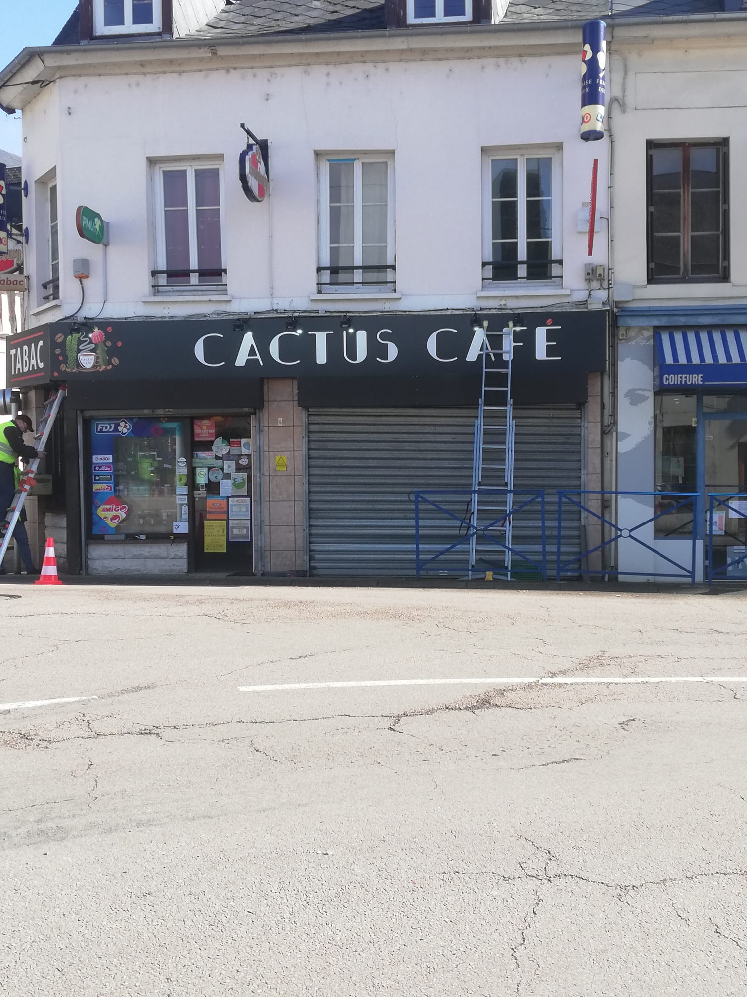 vend bar tabac fdj pmu dépôt de colis meublés
très bonne affaire situé dans le centre ville
possibilité de développement snack car demande
logement sur place 
clientèle d habitués et de passage