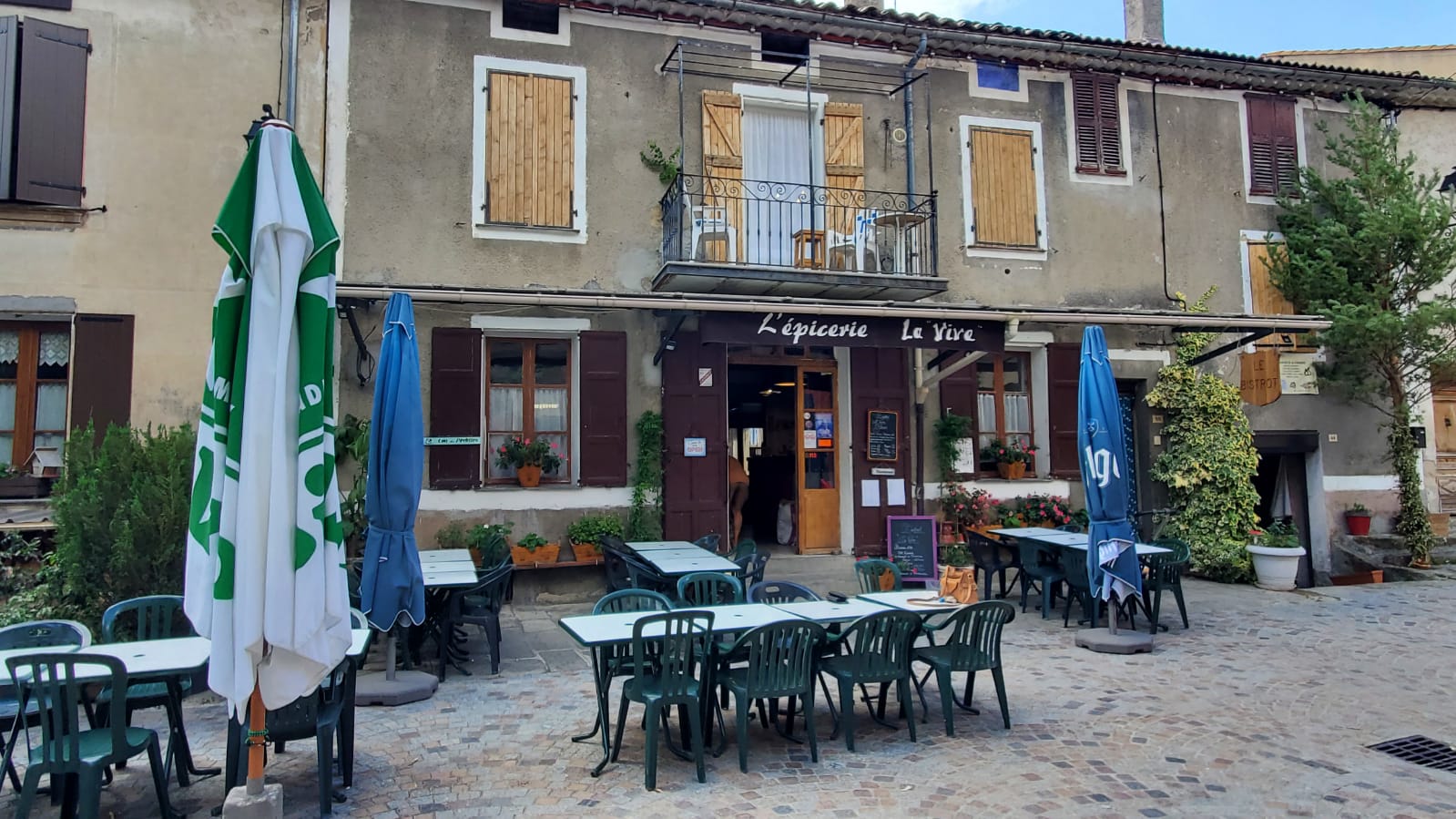 A saisir, cause retraite magnifique affaire. Bistrot Licence IV et Epicerie dans un village de basse montagne. Clientèle importante établie et fidèle. 
Exclusivité du commerce dans le Village. Surface 90 m2 + cave et grande terrasse ombragée.
Possibilité immédiate de restauration.
Fond de commerce Epicerie : 35 000 € à débattre.
Ensemble commercial en location : 500 € + 150 € de Licence.
Disponible immédiatement.