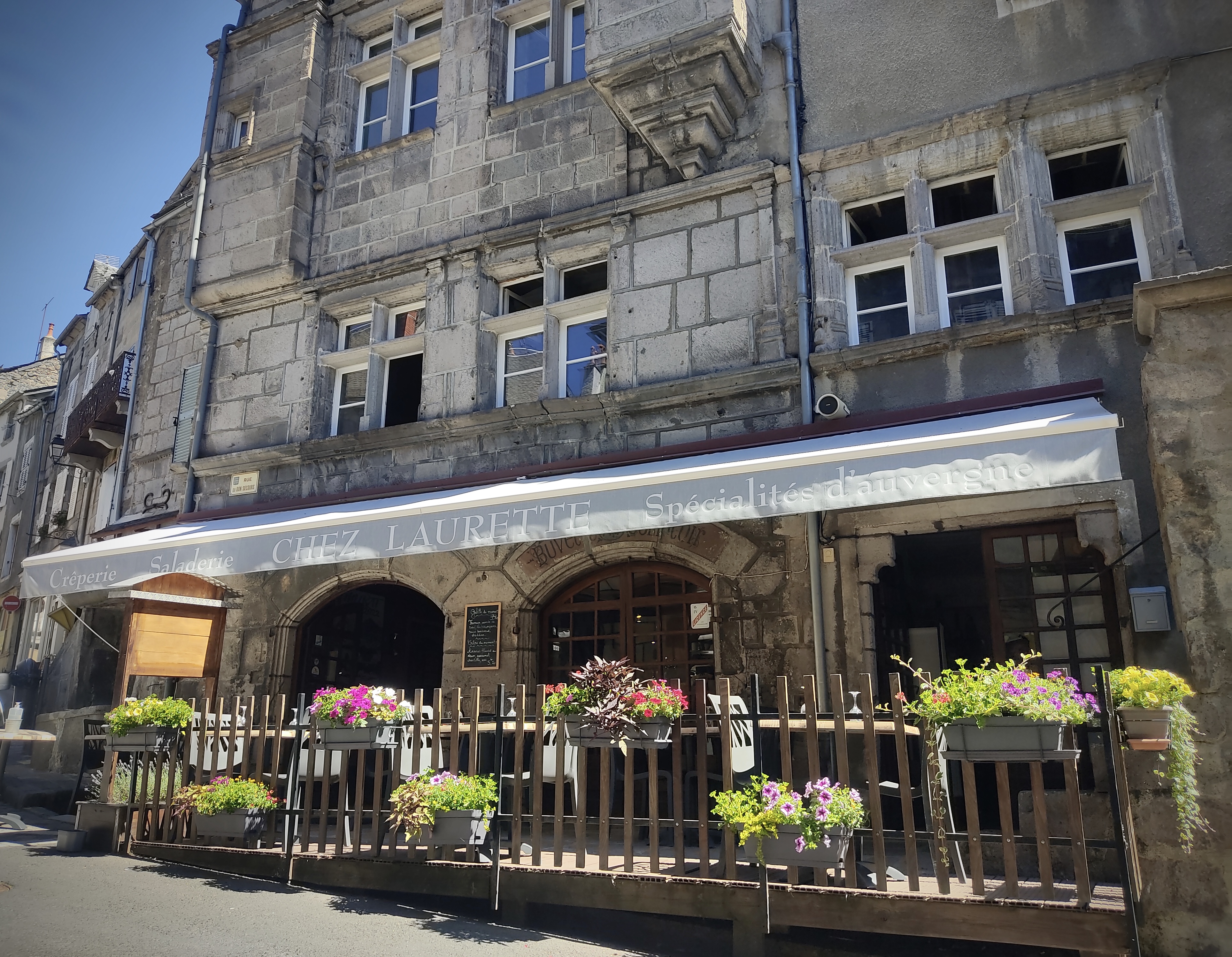 Crêperie, Restaurant ( ou nombreuses autres possibilités )

Dans un cadre chaleureux et cosy, située dans un village de caractère au cœur du Cantal, ouvert à l’année avec 6 semaines de congés annuels , fermé deux jours par semaine.
Restaurant de 26 places à l’intérieur, et de deux terrasses de 12 et 18 places. 
Licence IV.  Loyer 600€ .
Peu convenir pour une première affaire, formation aux crêpes assurée . 
Cette affaire peu être exploitée en couple ou avec salariés. Mise en vente cause santé et retraite.