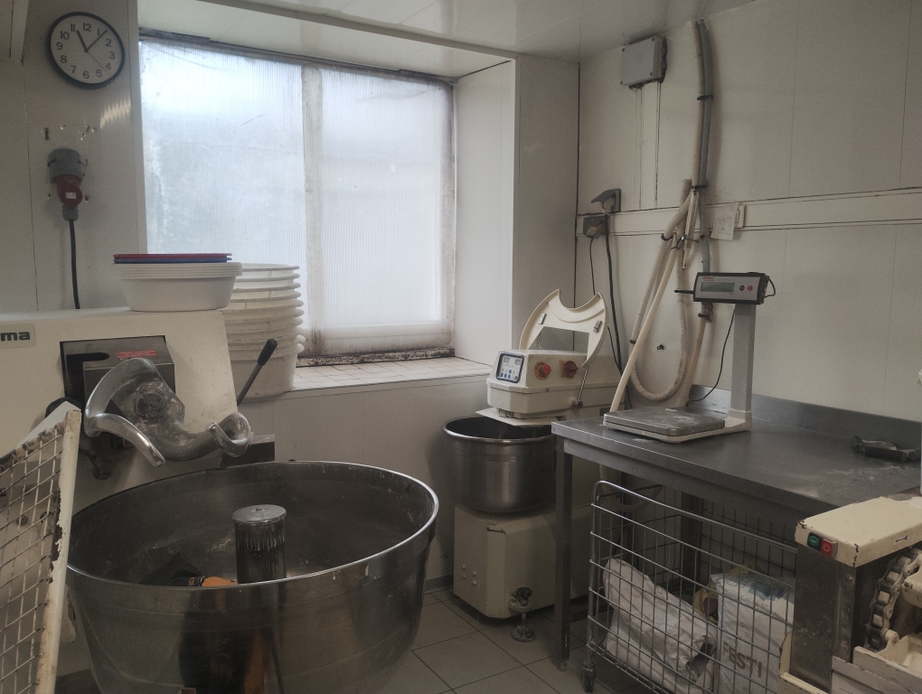 Bocage vendéen, sud vendée ,
Vend fond de commerce et murs de boulangerie,
Affaire saine et rentable 
Clientèle fidèle et régulière , touristique de juin à août
Parking public
Commerces voisins ( supérette, agence bancaire, restaurant, salon coiffure, bar tabac presse, garage automobile, notaire , funérarium , divers artisans , associations... )
Ecole publique communale maternelle / primaire
Accueil périscolaire
1100 Habitants
Cadre de vie paisible et préservé , à 15 petites minutes de villes les plus proches
Sans concurrence immédiate ,
Travail en couple avec 1 apprenti en fabrication
Horaires d'ouvertures très avantageux
5 semaines de fermeture / congés par an
Pas de travaux à prévoir en partie pro( magasin refait en 2020 et fournil en 2025 ) sanitaire , vestiaire douche .
Pas de snacking actuellement ( peut être développé sans soucis ), pas de dépot , ni foyer logement .
CA 24/25 : 194 k€

Logement sur place 5 pièces/chambres avec travaux (électricité à faire + sanitaires/sdb à prévoir en partie privée, ouvertures pvc double vitrage partout) avec grand jardin , cave , garage .

Prix de vente des murs 110 000€ 
Prix de vente du fond 125 000€
Vente cause santé
N’hésitez pas à nous contacter