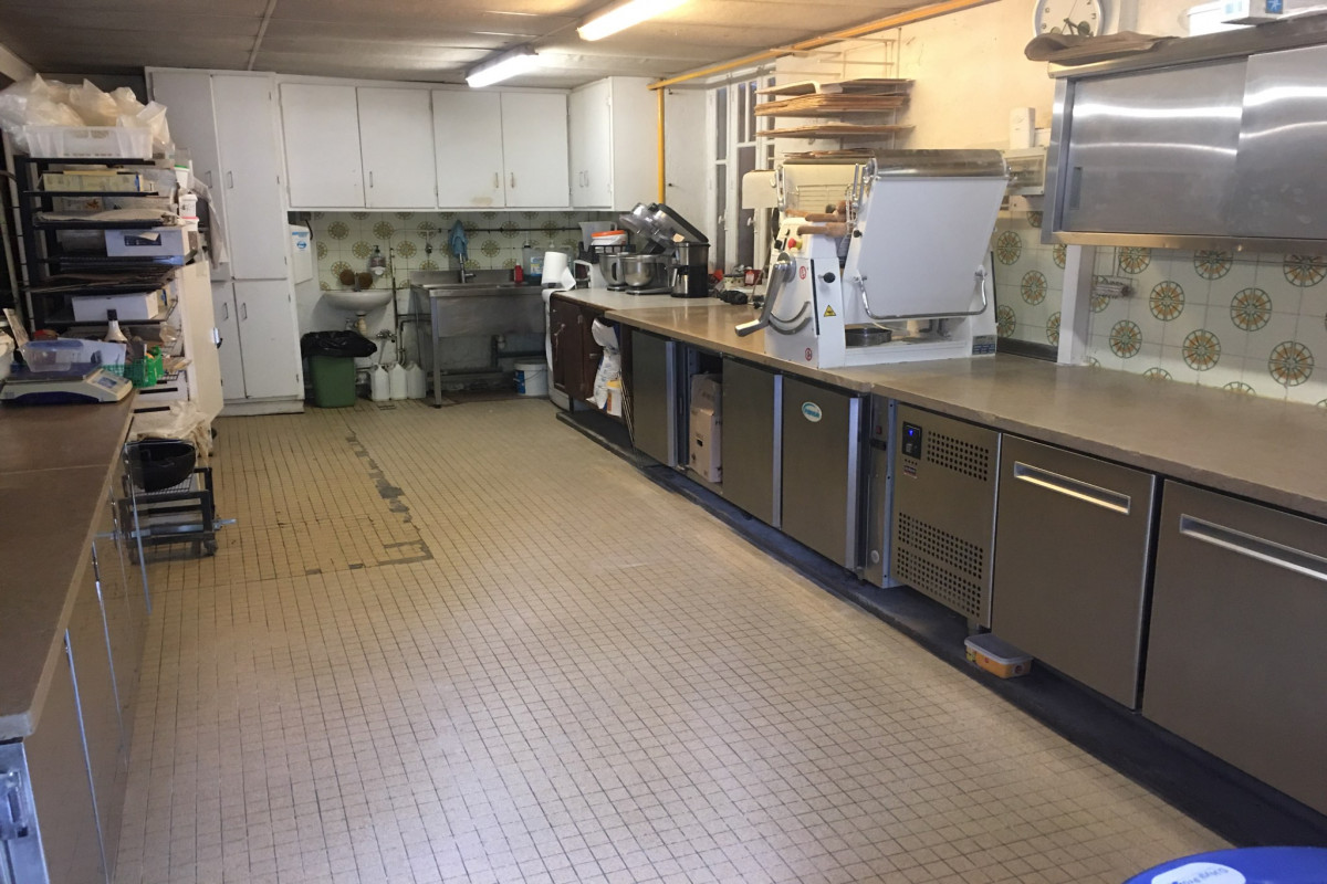 Le magasin a été refait à neuf en 2016.
8 places de stationnement privées.
La boulangerie est composée d'un magasin, d'un grand fournil avec une partie laboratoire, d'une cour, d'un garage et d'une réserve. Tout le matériel est  entretenu.
Pour plus d'informations, le magasin est ouvert du mardi au dimanche de 7h à 19h, de préférence par téléphone ou contact direct.