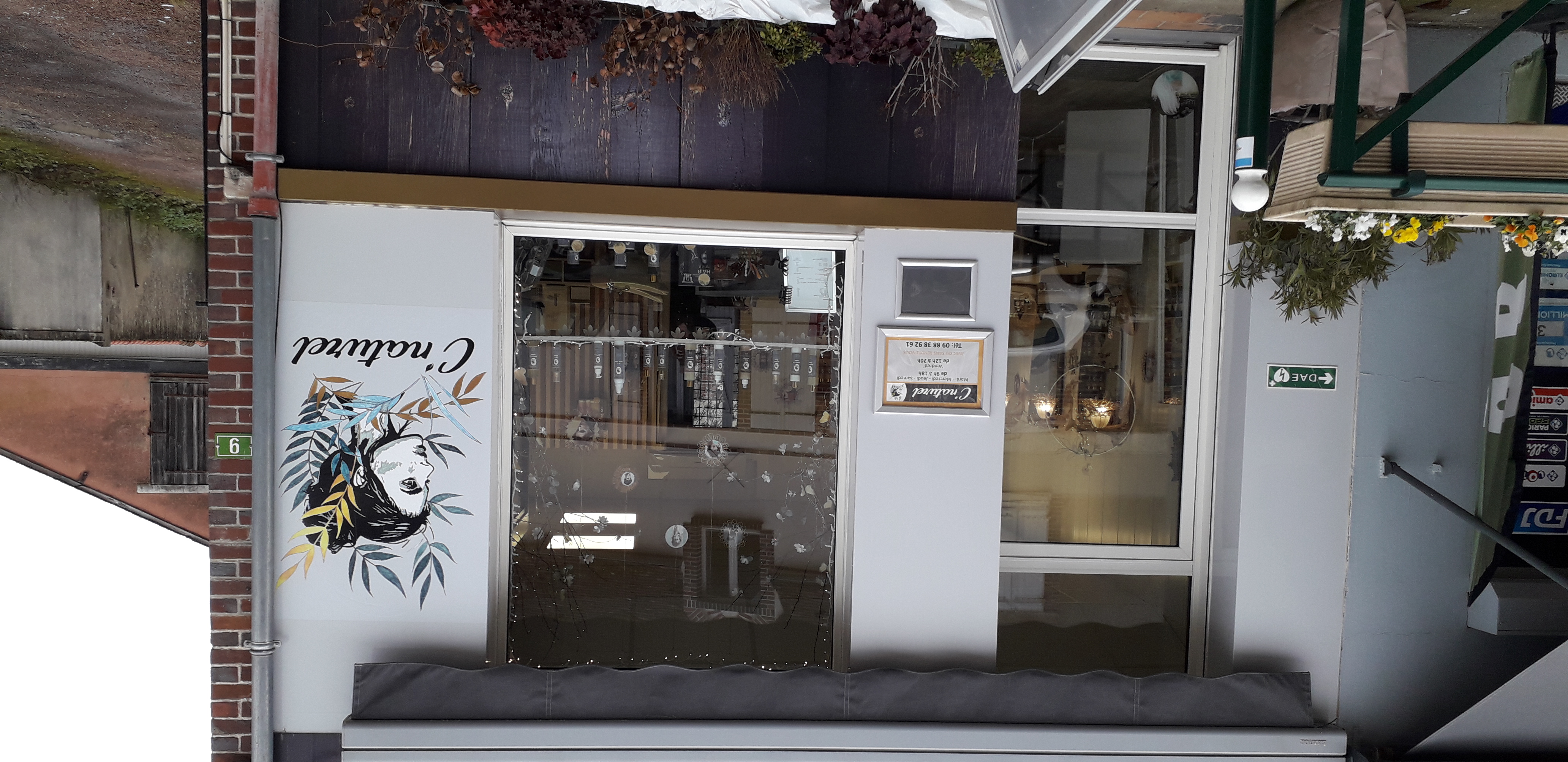 Salon de coiffure de 25m2 + arrière boutique de25m2 ,dans village animé .petit loyer.bail à  céder dès Mars 2027. Commerces proche épicerie tabac, boucherie, boulangerie.