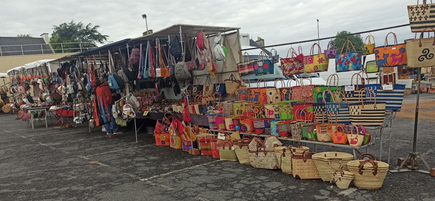 Région : Bretagne

Secteur d’activité : équipement de la personne

C.A. : 135 000 € HT (moyenne des 5 dernières années)

Effectif : 1

Dans le cadre d’un départ à la retraite, vente du fonds de commerce d’une entreprise individuelle installée depuis plus de 30 ans, spécialisée dans la vente de produits de maroquinerie sur les grands marchés du Finistère et des Côtes d’Armor. Cette entreprise bénéficie d’emplacements stratégiques et prisés sur des marchés historiques et touristiques.

Le fonds de commerce comprend des actifs corporels en très bon état, immédiatement opérationnels :
- un camion-magasin ;
- 2 parasols et matériels d’exposition permettant de présenter le stand de 15 mètres.

Le fonds de commerce est aujourd'hui valorisé à 70 000€.

L’activité est aujourd’hui assurée par le dirigeant et son conjoint, 5 jours par semaine. Les achats sont réalisés en direct auprès d’une quinzaine de fournisseurs, assurant diversité et maîtrise des approvisionnements.

Affaire rentable, saine et pérenne, présentant un fort potentiel de développement (braderies, foires, etc.). Cette entreprise conviendrait à des commerçants, à des porteurs de projet en reconversion, désireux de s’installer dans une région attractive et dynamique.

La reprise peut être envisagée dès à présent, avec la possibilité d’un accompagnement afin de faciliter la transition.