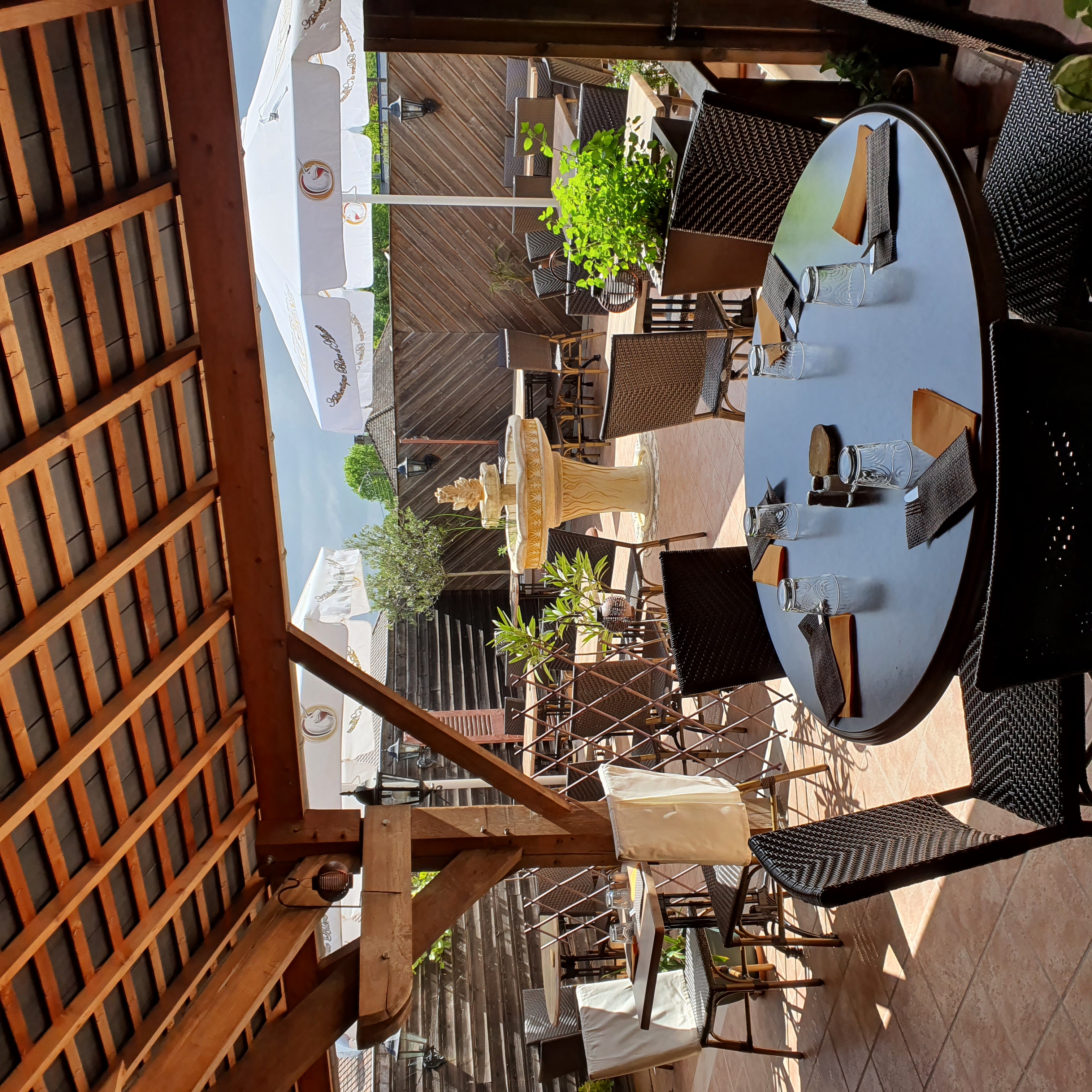 A TRANSMETTRE BEL ETABLISSEMENT HOTEL RESTAURANT AVEC SPECIALITE CREPERIE EN ZONE RURALE AVEC ACTIVITE TOURISTIQUE SAISONNIERE
LOGEMENT DE FONCTION MAISON AVEC JARDIN, 4 CHAMBRES
IDEAL POUR COUPLE - BEAU POTENTIEL