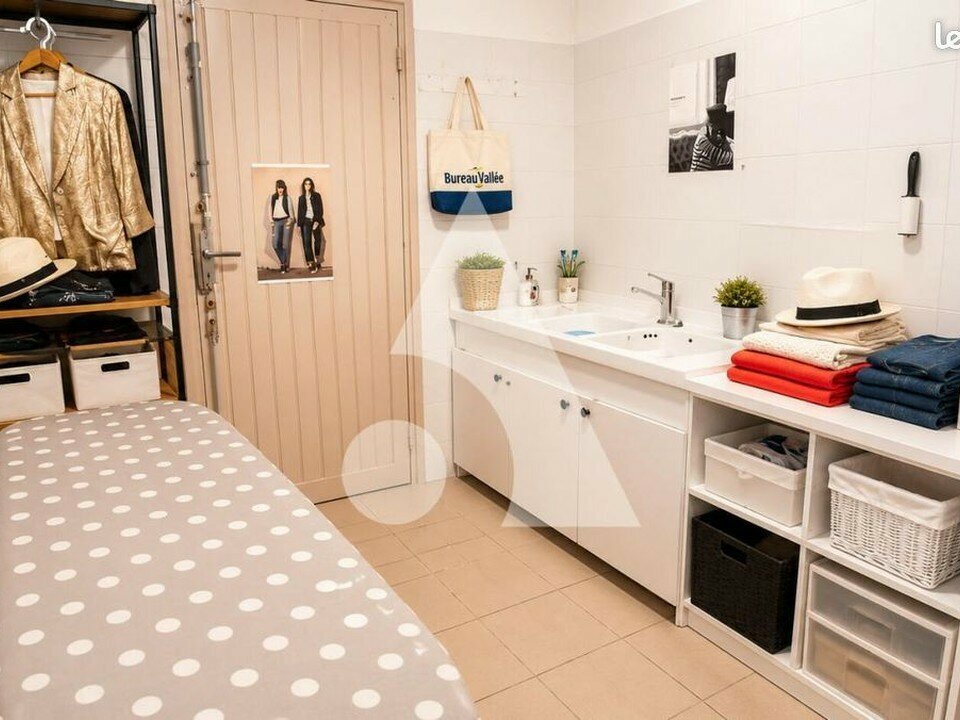Fonds de commerce de prêt-à-porter homme et femme de 140 m², en activité depuis plus de 10 ans avec une clientèle fidèle. Le local dispose d’un espace de vente aménagé avec parquet et d’une arrière-boutique avec point d’eau et vestiaire. Double vitrine en façade offrant une excellente visibilité. Chauffage individuel, rez-de-chaussée. Cession motivée par un départ à la retraite de la propriétaire.

Surface totale : 140 m² de plain-pied. Espace de vente aménagé avec parquet, arrière-boutique avec point d'eau et vestiaire.

Prix de cession : 15 000 €

Annonce proposée par Pôle Implantation Commerce, service d'accompagnement des porteurs de projets commerciaux (réf. ref8432).