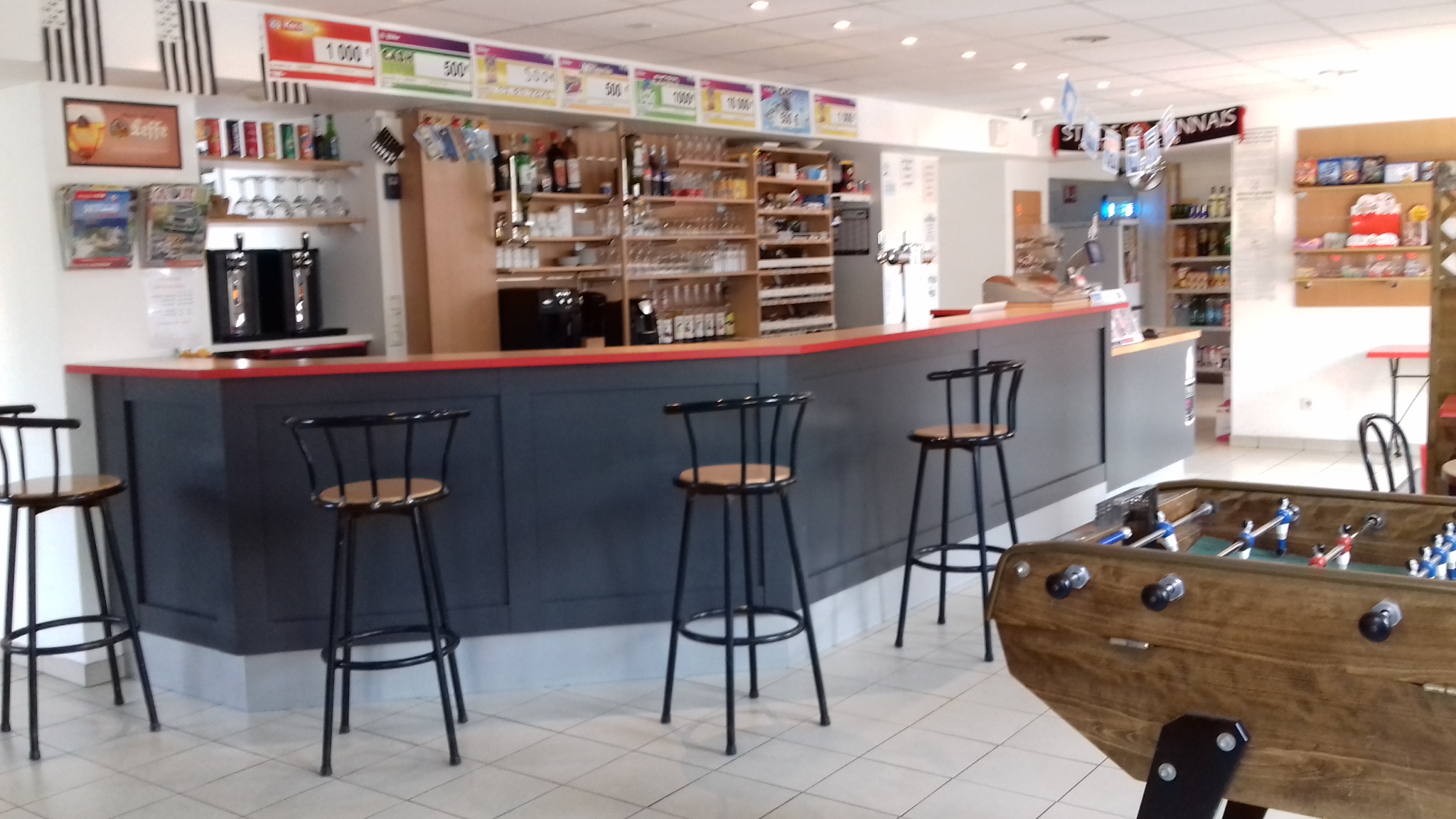 vends commerce multiservices 
bar , tabac , loto , épicerie , dépot de pain , gaz , relais colis 
sans contrat , mobilier récent 
surface commercial de 110 m2
local cuisine 25m2 avec hotte pro
réserve 14 m2
terrasse expo sud 40m2
faible loyer 
possibilité logement