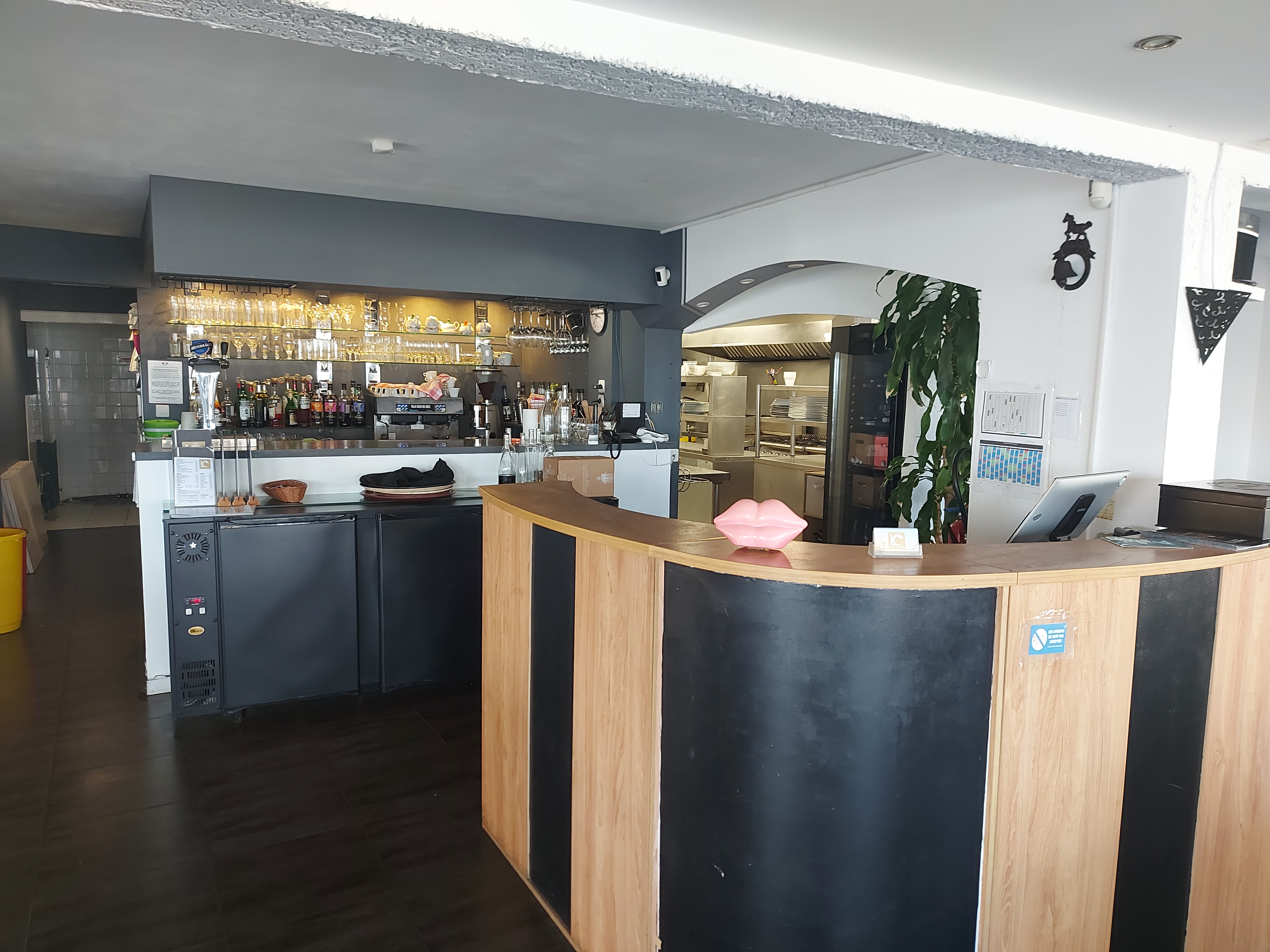 Opportunité de reprise d'un restaurant traditionnel idéalement situé face à la Méditerranée, bénéficiant d'une excellente visibilité et d'un environnement privilégié sur le littoral audois.

 

Exploité depuis plus de 20 ans, l'établissement bénéficie d'une clientèle fidèle composée à la fois de résidents locaux, de touristes et de visiteurs de passage. Ouvert à l'année, son emplacement stratégique en bord de plage lui permet de bénéficier d'une forte attractivité durant la saison estivale tout en conservant une activité régulière hors saison. 

Le restaurant dispose d'une capacité d'accueil d'environ 140 places, réparties entre une salle intérieure d'environ 80 couverts et une agréable terrasse de 60 places avec vue mer.

L'outil de travail est particulièrement qualitatif : cuisine professionnelle entièrement équipée, matériel entretenu et en bon état, mobilier récent en salle comme en terrasse. Aucun investissement significatif n'est à prévoir, permettant une reprise immédiate de l'activité dans d'excellentes conditions.

L'affaire réalise un chiffre d'affaires annuel d’environ 320 000 € et présente encore des perspectives de développement pour un repreneur souhaitant renforcer certains axes d'exploitation ou de communication.

 

Cette affaire conviendra particulièrement à un professionnel de la restauration ou à un couple d'exploitants recherchant un établissement clé en main dans un cadre de vie privilégié en bord de mer.

 

Dossier complet et informations financières disponibles après premier échange et engagement de confidentialité.
Annonce gérée par la CCI Aude, premier contact par email à m.marcer@aude.cci.fr