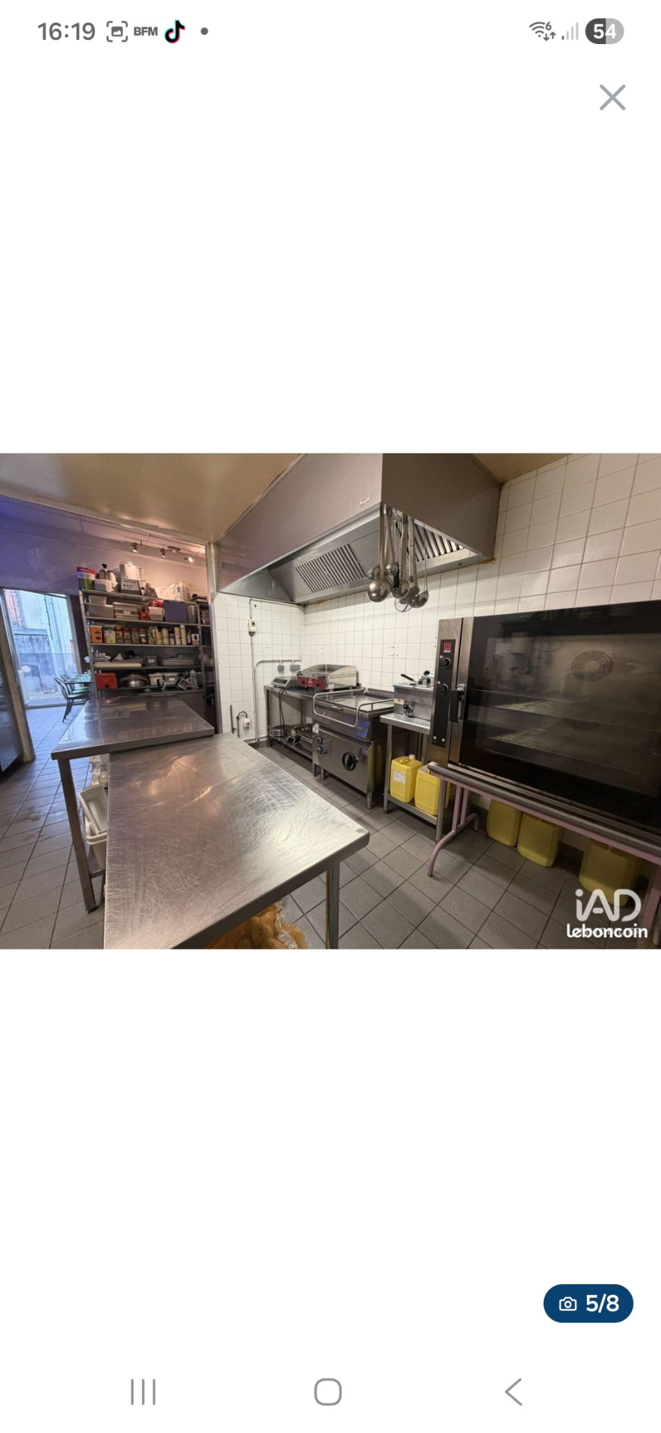 Vend cause Santé fonds de commerce  bar brasserie au cœur du perigord vert dans un petit village avec épicerie garage automobile 3 médecins kiné infirmière coiffeur notaire et nombreux autres artisans. Bâtiment en location à la mairie loyer attractif fonctionnement en snack le soir sur place ou à emporter menu ouvrier le midi placé sur une grande place terrasse 30 places salle 50 places plus de renseignements nous contacter reponse rapide .