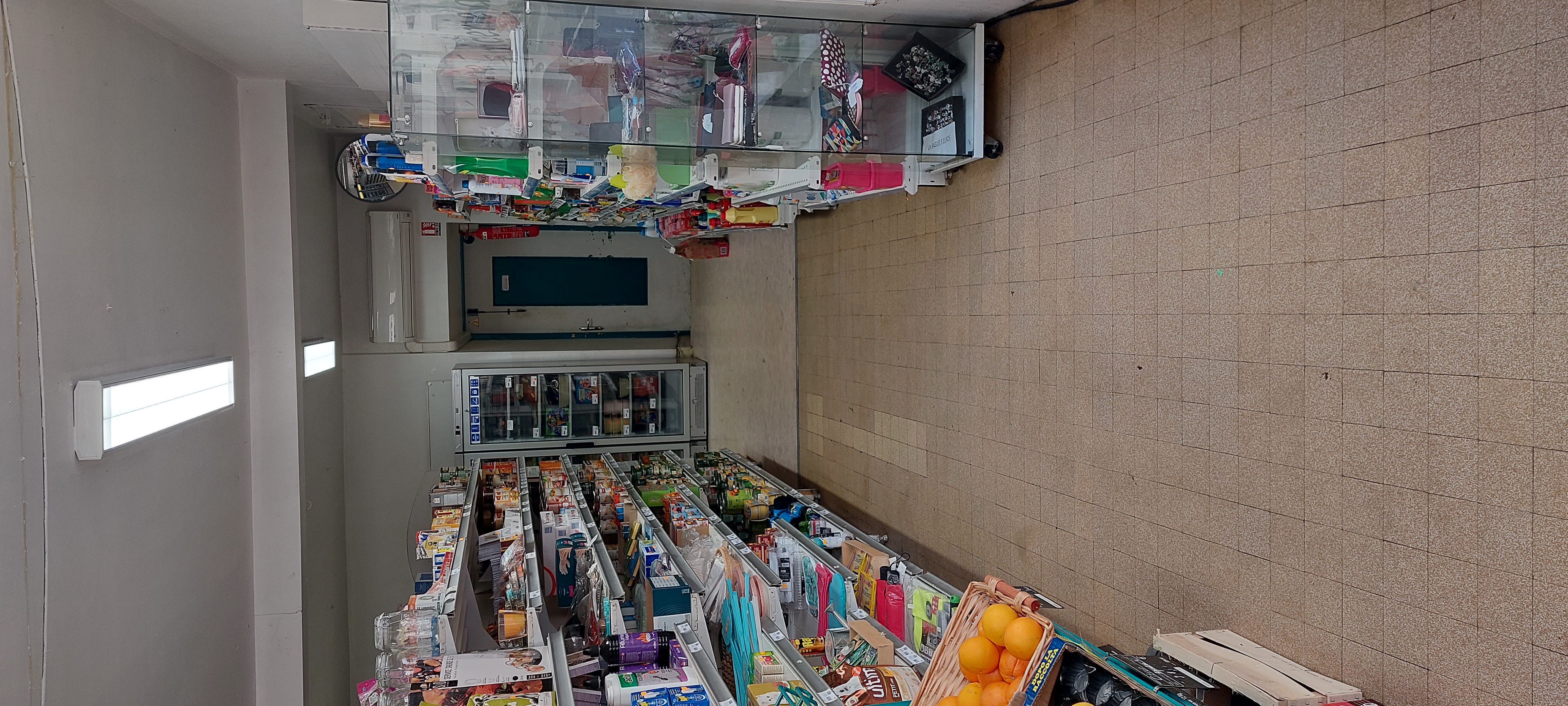 Vends Fonds de commerce Epicerie Bar dans un village Charentais qui se situe dans l axe Cognac-Angouleme - l affaire est très bien tenue depuis 6 ans, nous avons fidéliser nos clients, nous avons créés un espace Bar avec licence 3 et notre matériel est récent- le loyer commercial avec l appartement au dessus et du terrain est de 800 euros tous les trois mois  - nous n avons pas de personnel.