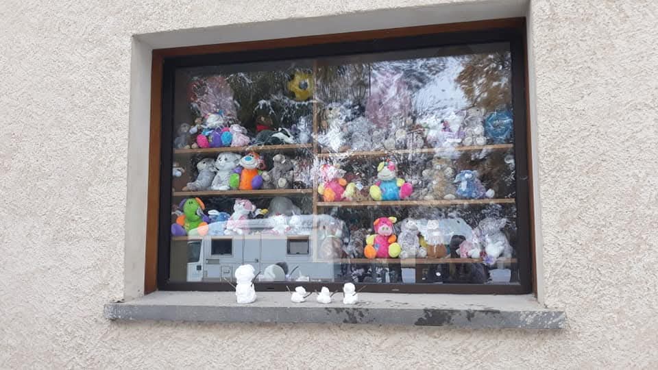 🏔️ À VENDRE – Fonds de commerce + activité touristique en zone de montagne
Situé au cœur d’un village de montagne dynamique, ce commerce polyvalent offre une opportunité idéale pour un projet de vie alliant activité commerciale et accueil touristique.
🛒 Activité commerciale
Épicerie de village avec :
Alimentation générale
Dépôt de pain
Fruits et légumes
Produits locaux et souvenirs
Produits lyophilisés (randonnée)
Surface de vente avec réserve, chambre froide et espace cuisine.
🏡 Hébergement touristique
À l’étage :
4 chambres d’hôtes (capacité totale : 10 personnes), chacune avec salle de bain et WC
Cuisine commune et salon
Au 2ᵉ étage :
1 gîte rural comprenant : cuisine, chambre, salle de bain, WC et mezzanine
⚙️ Équipements inclus
Caisse tactile, congélateurs, banques froides, présentoirs, étagères, trancheuse, balance, etc.
📍 Les + du bien
Clientèle locale fidèle + forte fréquentation touristique estivale (passage du GR)
Activité ouverte à l’année
Aucun salarié à reprendre
Cadre de vie exceptionnel (randonnée, ski de fond…)
💰 Conditions
Fonds de commerce + matériel : 60 000 €
Stock en sus (à définir)
Bail commercial en cours (signé en avril 2024)
Loyer : 600 €/mois