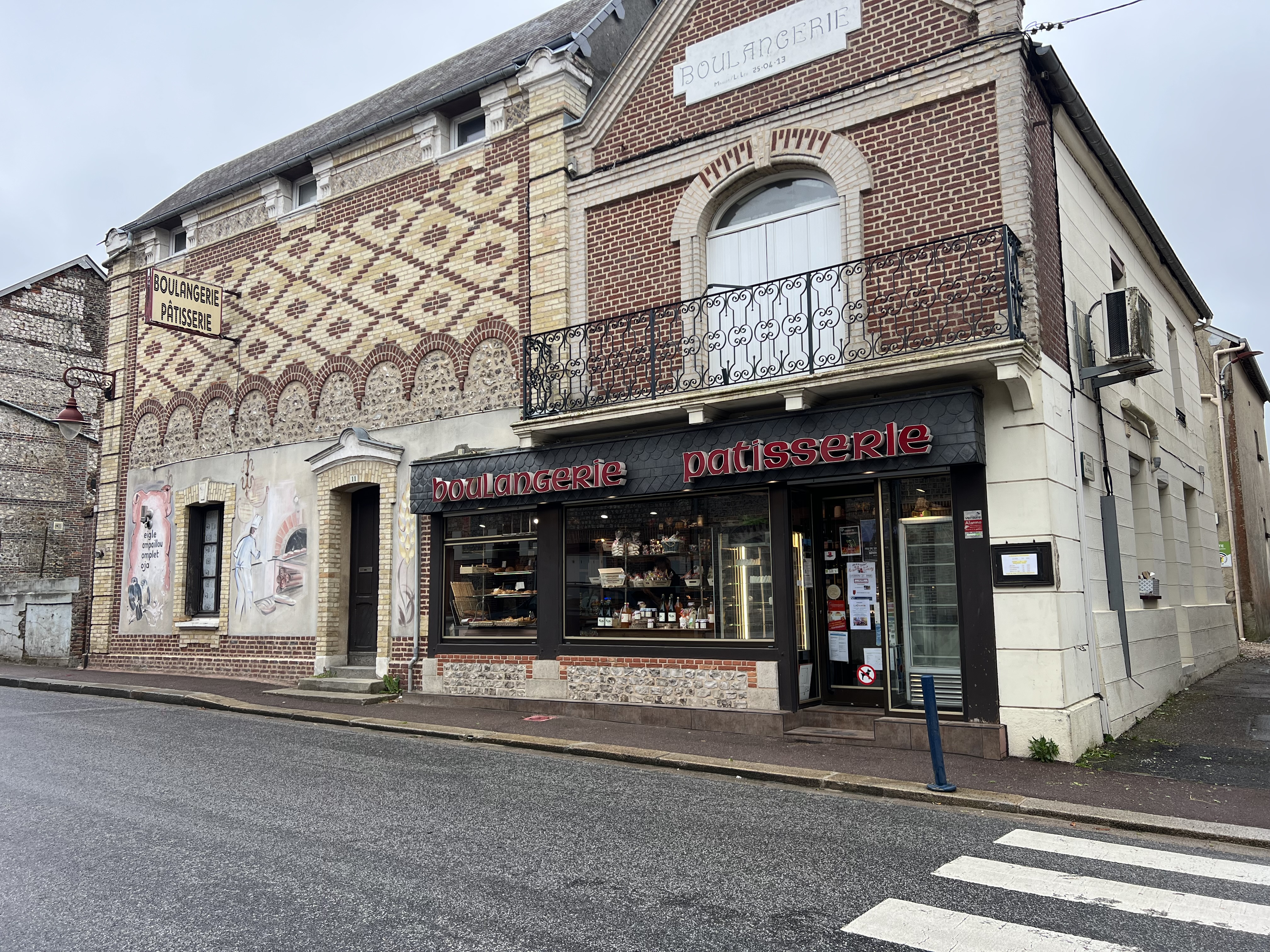 Sur la D940 à 5 minutes des célèbres falaises d’Etretat nous vous proposons notre boulangerie pâtisserie installée au centre d’un village dynamique avec les commerces de proximité, d’une pharmacie, de plusieurs artisans du bâtiment, d’un camping 5* , d’un parc accro branche et d’un vélo rail.  La dynamique du secteur se divise en trois clientèles différentes en fonction de l’année vous régalerez les locaux, la clientèle parisienne appréciera vos produits pendant les week-ends et les fériés et la clientèle touristique étrangère consommera avec gourmandise les spécialités. Le laboratoire et le fournil sont équipés d’un matériel récent .   Au dessus vous pourrez jouir d’un logement confortable et vaste. Cette affaire est toujours en évolution et conviendra à des professionnels motivés et passionnés par la fabrication de qualité.