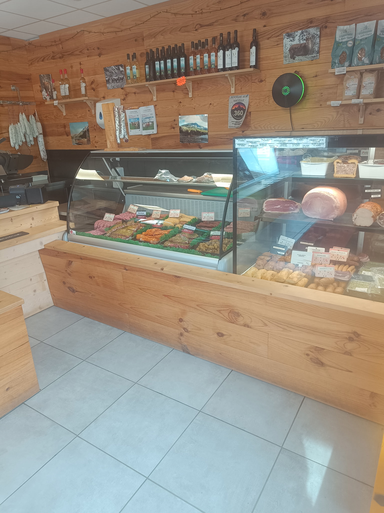 A Vendre - Boucherie Charcuterie Traiteur- Ancelle (05260)
Cause retraite.
Belle opportunité de reprise d'une boucherie-charcuterie-traiteur en activité, située à Ancelle(Hautes-Alpes) dans un environnement apprécié pour son cadre de vie et son activité touristique.
Sans concurrence, et en évolution.
Après 7 années d'exploitation , je propose la cession de mon fond de commerce, pour cause de départ en retraite.

Chiffres clés: .Chiffre d'affaire : 518000€ .

Clientèle fidèle et active régulière. commerce ouvert 5 jours et demi par semaine.


Commerce prêt à travailler, laboratoire et magasin fonctionnels(83m2) avec matériel récent inclus.(3 vitrines ,machine à jambon ,hachoir, poussoir,scie,2 balances, machine sous vide, caisse enregistreuse, meubles inox, 2 plots , rôtissoire ,chambre froide ...)

Bail commercial à la mairie 713€ HT/mois (échéance 2029)

Equipe en place  :
 un boucher 30h/semaine  , 
une vendeuse 20h/semaine

Prix de cession du fonds : 150000€   A  DEBATTRE

Possibilité d'accompagnement du repreneur pour faciliter la transmission et la prise en main de l'activité.

Cette affaire conviendra à un professionnel souhaitant s'installer dans une entreprise rentable ,avec une clientèle existante et un outil de travail immédiatement opérationnel.