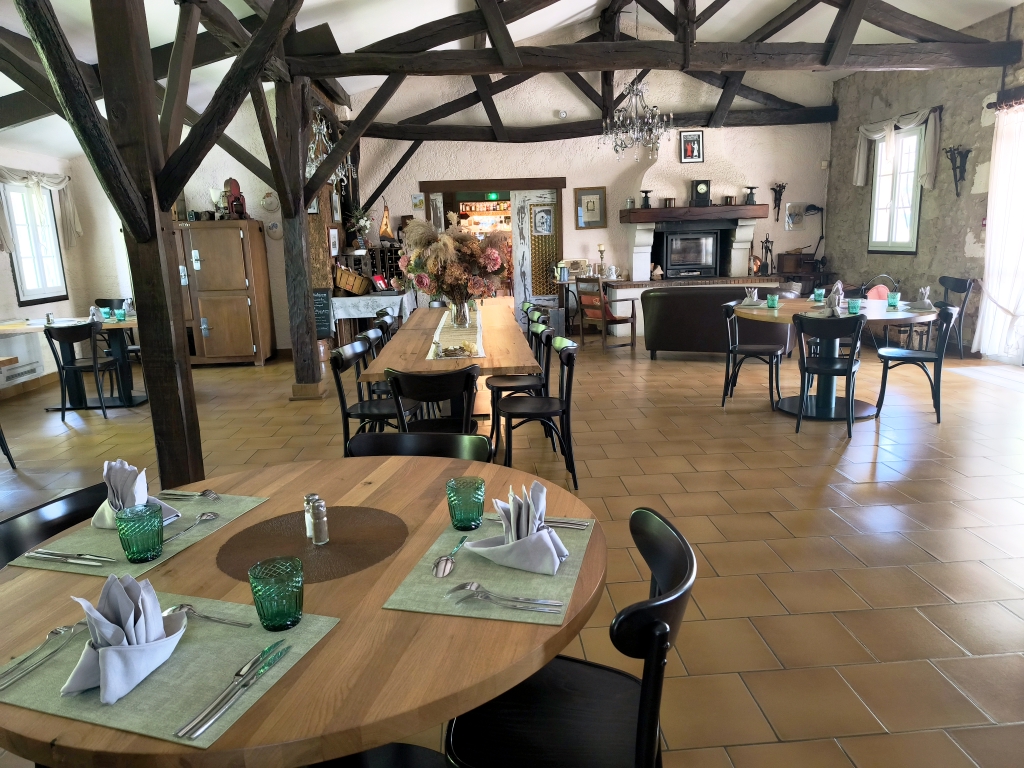 A reprendre fonds de commerce d’un restaurant-bar (licence IV) situé dans un agréable village du secteur du Ribéracois, au cœur de la Double, territoire préservé du nord-ouest de la Dordogne réputé pour ses paysages naturels, ses étangs et sa qualité de vie.

Cet établissement existe depuis de nombreuses années et bénéficie d’une bonne réputation grâce à sa cuisine traditionnelle, orientée gastronomique, à base de produits frais et locaux. Le ticket moyen est de l’ordre de 40 €.

Le local fonctionnel est en très bon état et propose une grande capacité d’accueil de la salle de restaurant : 50 couverts, d’un salon de 12 couverts et une grande terrasse + 1 salle de bar 
La surface totale du bâtiment est de 300 M².
Des travaux d’entretien réguliers ont été effectués : cuisine refaite en 2012, menuiseries double vitrage, chauffage : insert + climatisation et chauffage électrique récent.

Le chiffre d’affaires est réalisé sur 5 services par semaine à midi et un service le samedi soir.
Congés annuels : moyenne de 6 semaines par an
L’ouverture actuelle laisse un potentiel de progression.

Depuis 12 ans, l’établissement a fidélisé une clientèle d’entreprises, de particuliers locaux (dont une clientèle d’étrangers habitant en local) et touristes sur un rayon de 40 km.

La Mairie a consenti un bail commercial avec loyer modéré de 682 € HT mensuel comprenant le commerce et un grand logement (6 chambres).
Licence IV mise à disposition par la Mairie.

CA HT 2025 : 120 000 € - activité régulière sur l’année

Prix du fonds de commerce : 35 000 €

Affaire offrant un beau potentiel, idéale pour un couple de professionnels de la restauration