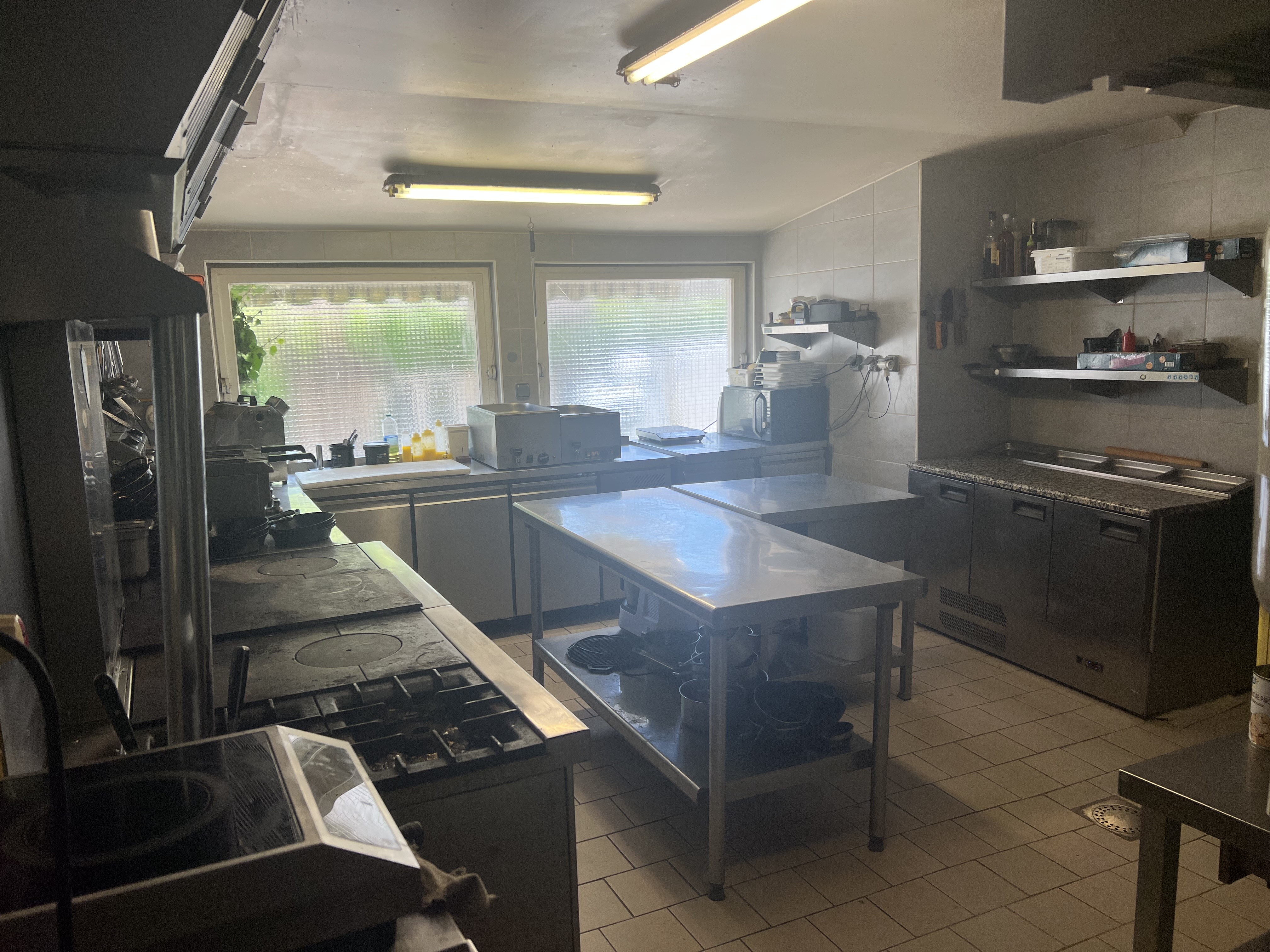 Commune du Loiret, à 15km de Montargis. 
Salle de 54 places + bar 15 de places + deux autres salles, une de 25, l'autre de 80 places pour banquets + terrasse sur rue de 30 couverts.
Très grosse possibilité d'extension.