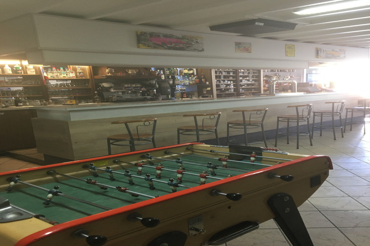 bar tabac FDJ petite epicerie de depannnage gaz petite restauration a emporté etablissement tres bonne etat zone touristique dans le marais poitevin terrain de camping embarquadere centre de vacances boulangerie ect.. prix du fond 115,000 plus murs 135,000