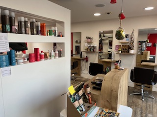 Salon de coiffure bon état
Petit plus un appartement de 100 m2 (  photo sur demande )

Gros potentiel à développer commune en plein essor à proximité : 
Gare et divers commerces 

Bonne situation géographique 

Prix salon de coiffure  : 49 000 €
Prix total : 150 000 €