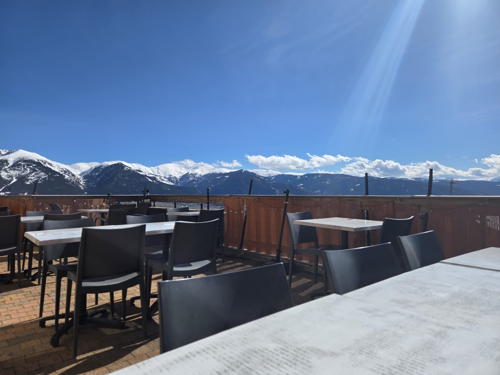 Ses atouts :
Crêperie réputée - Bien notée - Bien située – Terrasse plein sud avec vue panoramique sur toute la Cerdagne - Faible loyer.

Description :
Nous proposons à la vente le fonds de commerce de notre charmante et authentique crêperie bretonne, idéalement située à Font-Romeu-Odeillo-Via dans les Pyrénées-Orientales , station de ski dynamique et très prisée sur 4 saisons située à seulement 200 mètres du centre-ville et des télécabines, sur un axe très passant avec parking clientèle à proximité immédiate.

Affaire idéale pour un couple souhaitant travailler dans un cadre de vie exceptionnel en montagne.

Salle intérieure chaleureuse et cosy de 28 couverts, entièrement rénovée en 2023.
Terrasse plein sud de 25 à 30 couverts avec vue panoramique exceptionnelle sur la Cerdagne.
Établissement bénéficiant d’une clientèle familiale, fidèle, locale et touristique, avec une belle fréquentation été comme hiver.

Cuisine axée sur des produits locaux, de saison et entièrement faits maison.

Nous arrêtons l'activité pour des raisons de santé.

Afin de faciliter la reprise, une formation au métier de crêpier est incluse, avec transmission des recettes et accompagnement pour la prise en main de l’activité et pour votre réussite immédiate.

Informations principales :
Faible loyer : 752 € TTC / mois
Bail commercial : décembre 2022 – 2031
CA et résultats très confortables.

Ouverture 10 mois par an
Fermeture hebdomadaire : dimanche et lundi

Informations pour les acquéreurs :
Une visite de l’établissement, la présentation de votre projet ainsi que des garanties financières seront demandées avant l’envoi des documents confidentiels relatifs à l’entreprise.