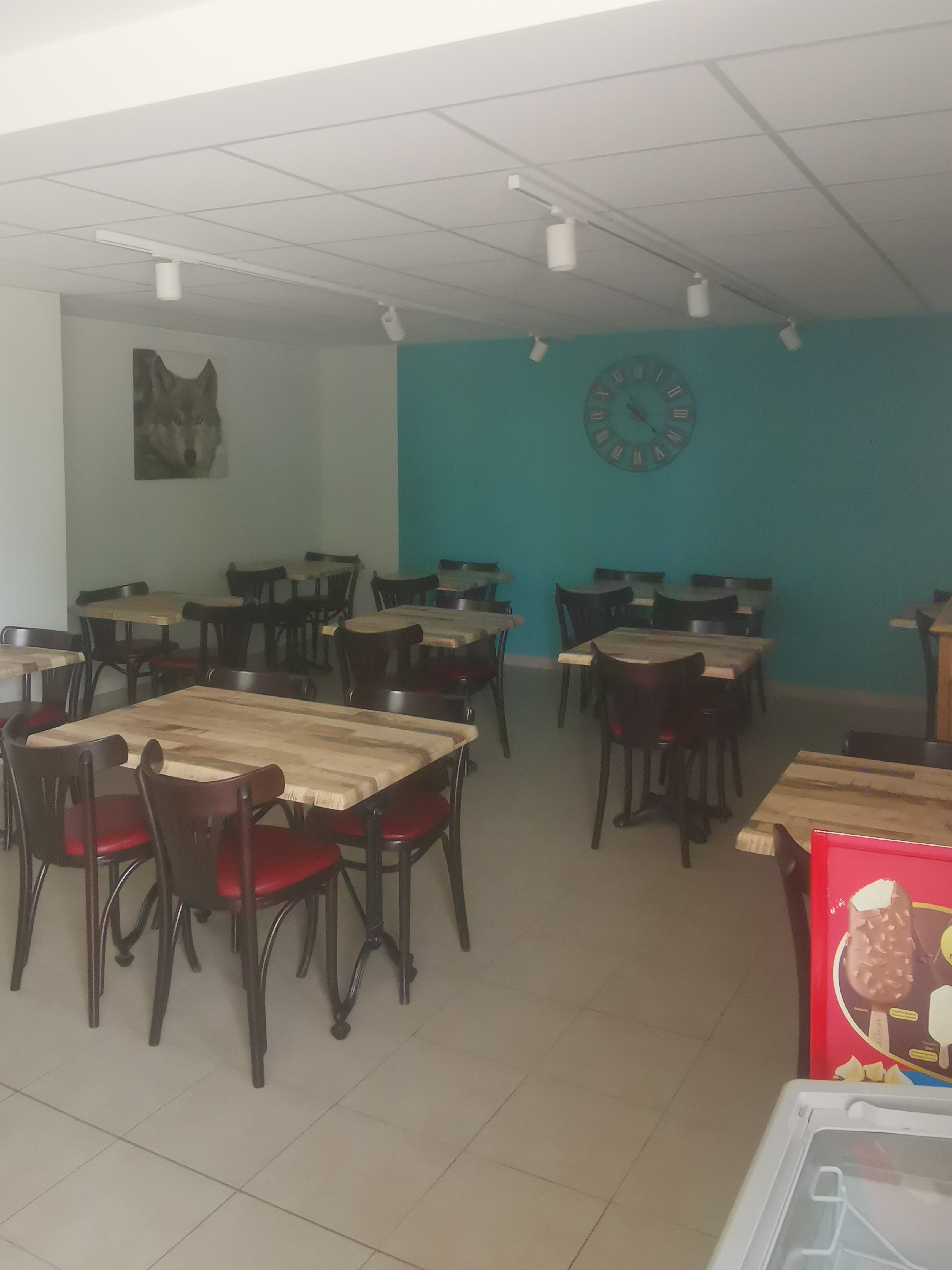 Café-Restaurant Multiservices – Opportunité Clé en Main !

Description :
Profitez d’une belle opportunité avec ce café-restaurant multiservices prêt à accueillir jusqu’à 30 assiettes. Idéal pour un projet entrepreneurial ou une reprise d’activité, ce fonds de commerce est prêt à fonctionner avec tout le nécessaire pour démarrer rapidement.

Détails de l’offre :
- Fonds de commerce : 10 000 €
- Mobilier et ustensiles de cuisine : 5 000 € (liste détaillée disponible sur demande)
- Loyer mensuel local commercial : 360 €
-  Option logement : Appartement de 57 m² avec une chambre, loyer mensuel de 357 €
-  Contrat LA POSTE : Avec rémunération

Atouts :
✅ Emplacement idéal pour une clientèle variée
✅ Équipement complet pour une reprise immédiate
✅ Possibilité de logement sur place pour plus de commodité

Contactez la Mairie dès maintenant pour visiter et discuter de cette opportunité !