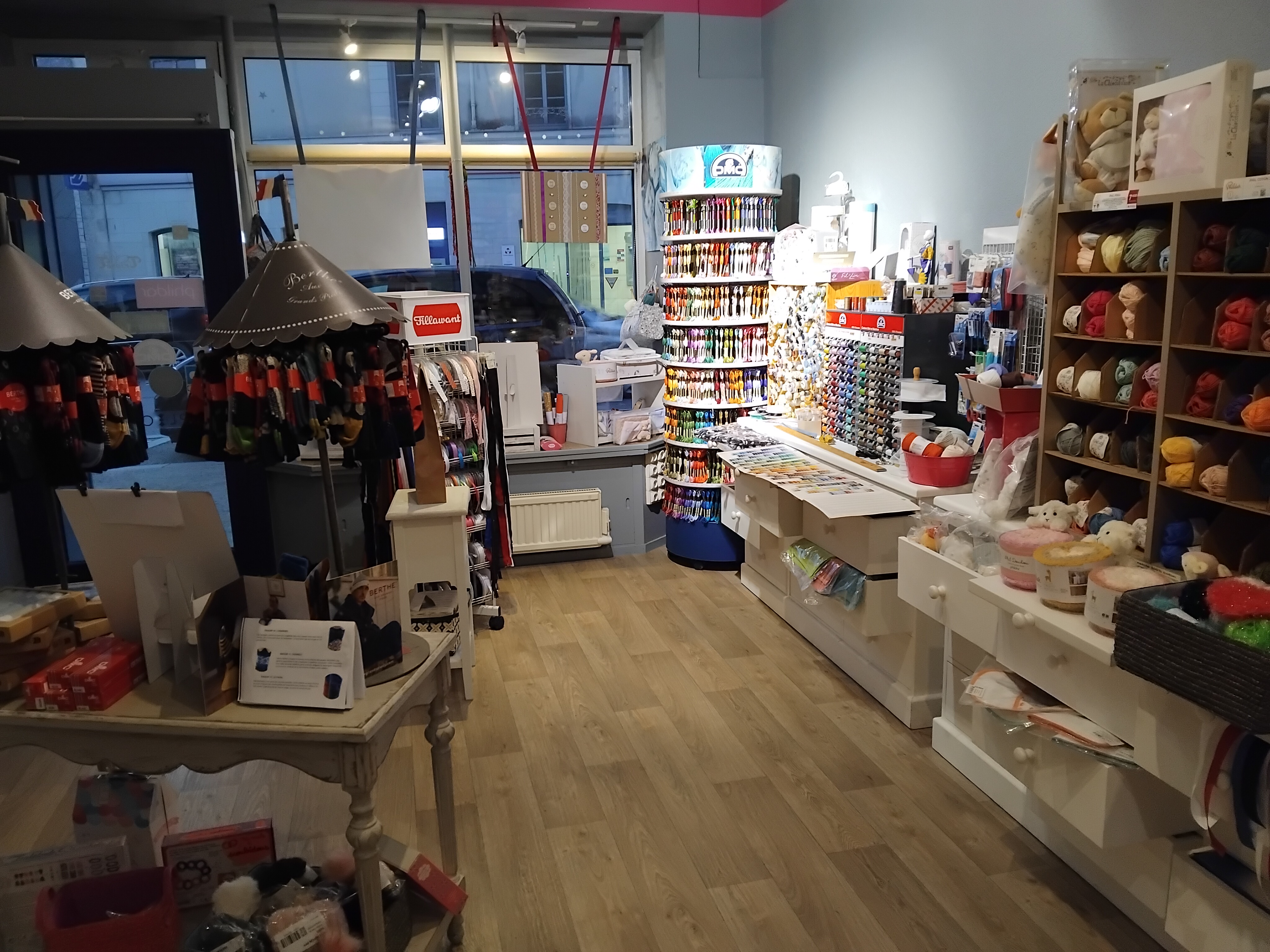 Vente fond de commerce pour cause départ en retraite.
Situé dans le centre ville de Pouancé, petite cité de caractère de l'Anjou , ce commerce bénéficie d'un emplacement de premier ordre avec une excellente visibilité.
Activité :
- Lingerie fine et lingerie de nuit femme
- collants
- maillots
 de bain
-coin Mercerie
- Laine PHILDAR
Atouts :
- Pas de concurrence directe sur 30kms
- Accessibilité conforme aux normes PMR
Prix de cession : fond de commerce à 29000€ matériel compris - loyer : 500€/mois.
Possibilité achat bâtiment (local commercial + appartement 107m2)