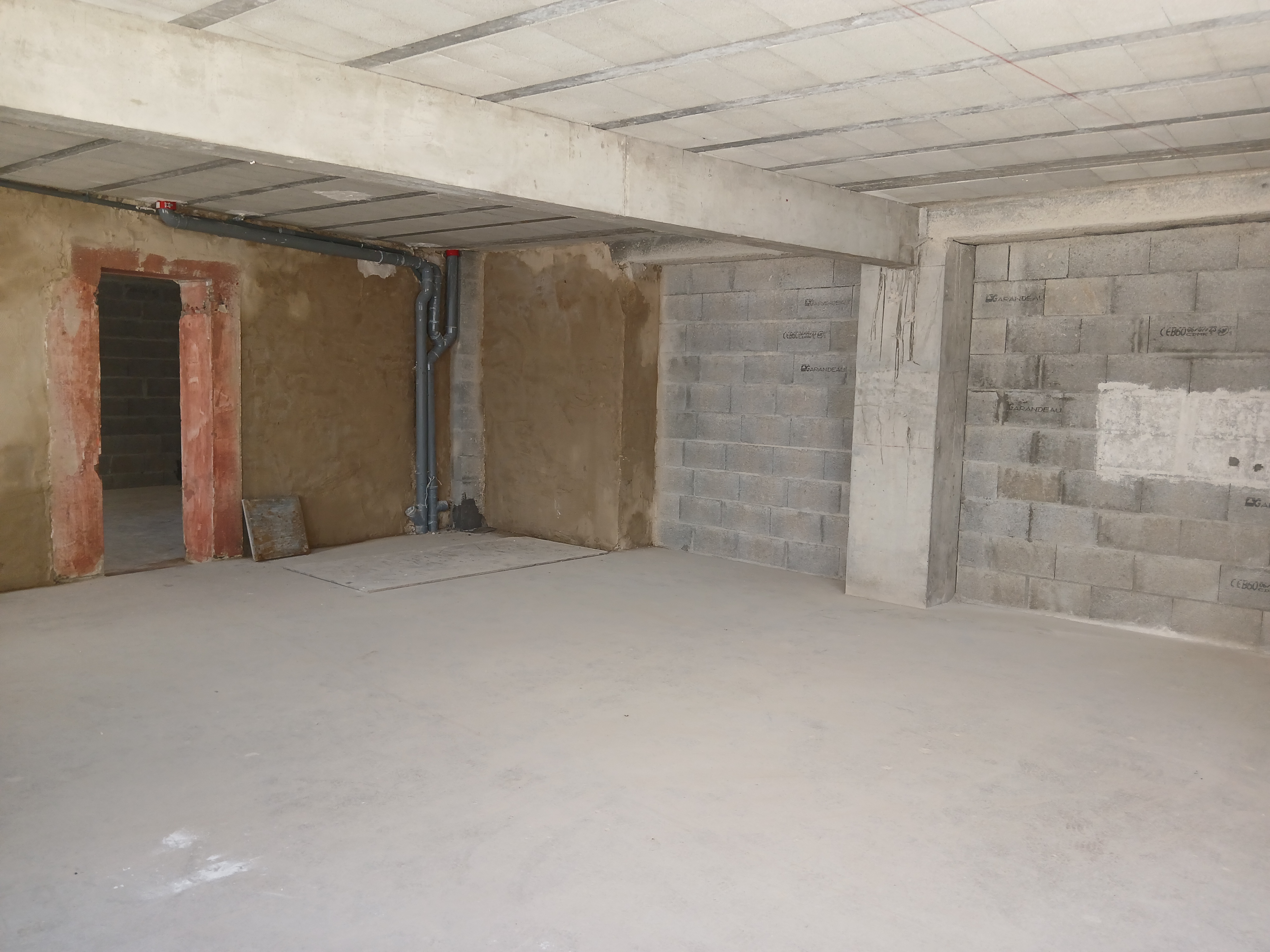 Au cœur d'un Ilot nouvellement réhabilité, à louer une grande cellule commerciale à aménager de 105.55 m2 (avec 2 caves) de plein pied, avec une belle devanture rouge vif. Située en centre ville, cette location comprend :
* 1 pièce avec une vitrine et un porte vitrée ouvrant sur un passage piéton ainsi qu'une vitrine et porte ouvrant sur une rue circulante. (cette pièce dispose d'un accès à une cave)
* 1 pièce contigüe à la première, disposant de 2 fenêtres donnant sur la rue  circulante
*  local de service muni d'une rampe donnant accès à l'arrière  de l'immeuble ainsi qu'à une cave.
Cellule commerciale brut de béton mais aménagement de base négociable. 
Mitoyenneté avec un autre commerce. 
Loyer envisagé : 550€ pouvant être revu si une aménagement de base en demander à la collectivité. 
Nature du Bail commercial : 9 ans
