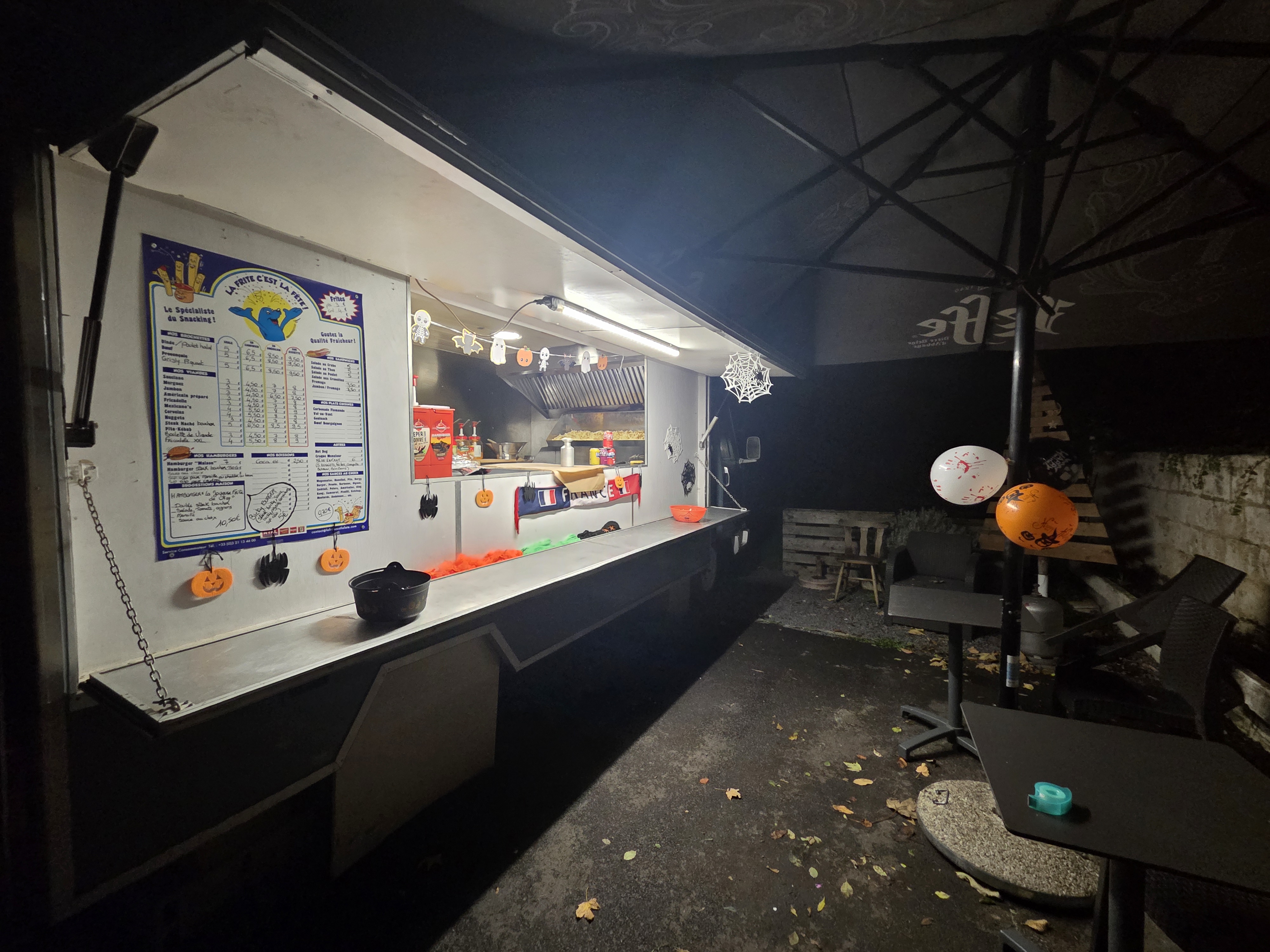 Vend cafe pmu loto tabac presse colis 
Beaucoup  de passage 
Une petite  restauration sur place ou emporter 
Tres bonne clientèles,  village  tres accueillant 
Logement  parking  devant